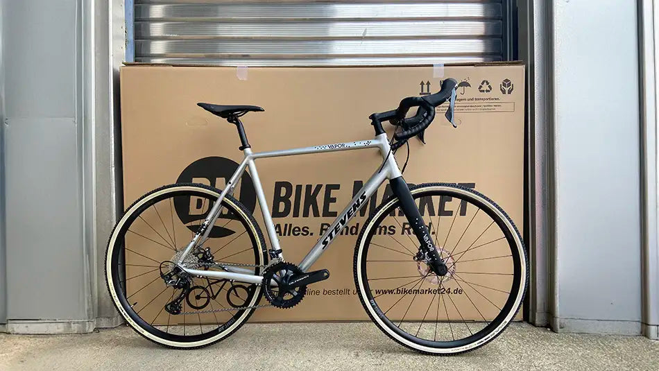 Ausgepacktes Fahrrad nach Lieferung vom BIKE Market mit Karton