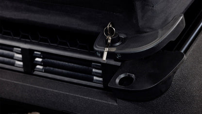 Schlossdetail am Sitz des CUBE Trike Family Hybrid 750 blue´n´reflex mit Schlüssel