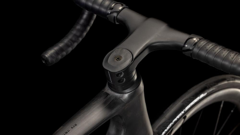 CUBE Litening AIR C:68X Race blackline, Cockpit und Steuerrohr im Detail