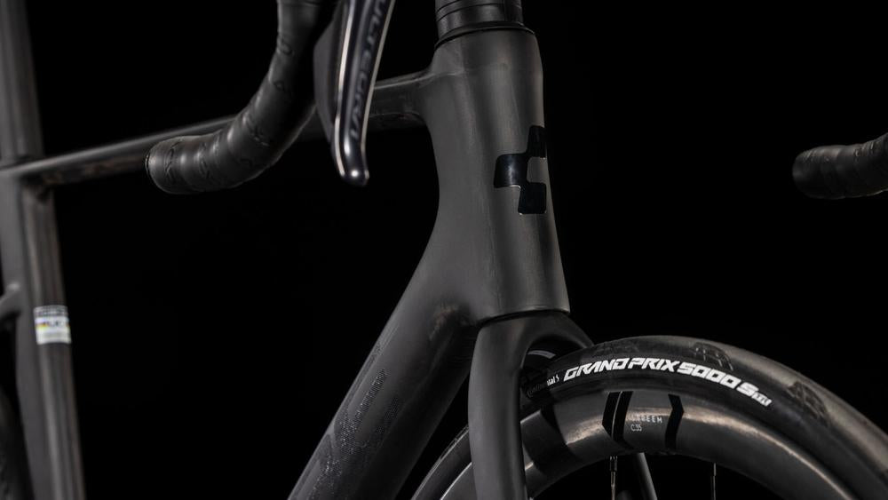 CUBE Litening AIR C:68X Race blackline Rennrad, Detail von Gabel, Lenker und Vorderrad