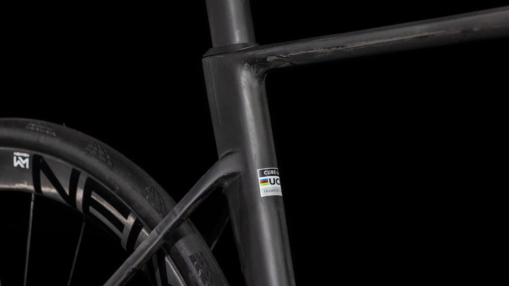 CUBE Litening AIR C:68X Race blackline Rennradrahmen im Detail mit Hinterrad und Carbonstreben