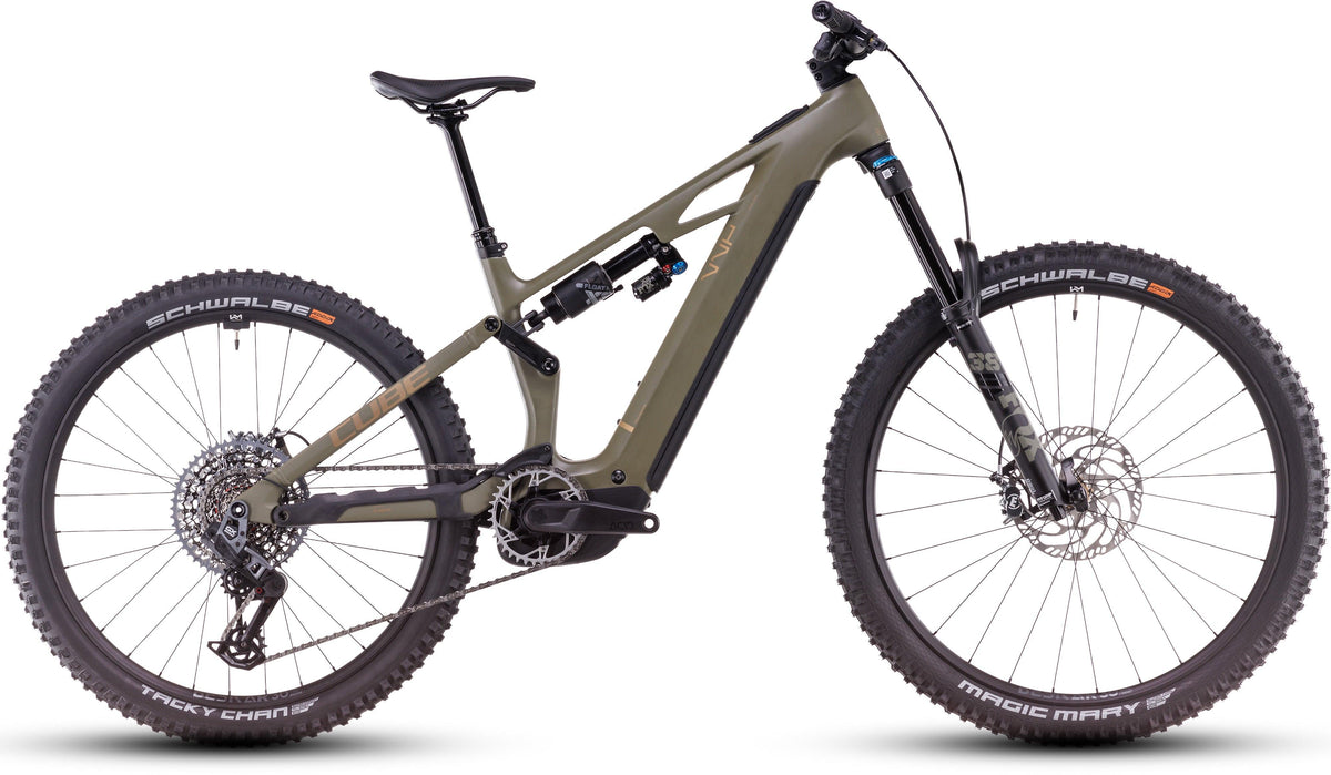 CUBE E-MTB dustyolive/gold, vollgefedert, Seitenansicht, Fox-Gabel, Schwalbe-Reifen, weißer Grund