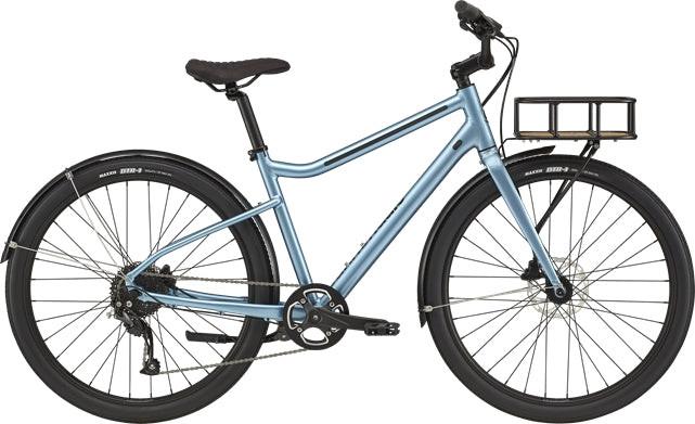 Cannondale Treadwell EQP Alpine, hellblaues Citybike mit Schutzblechen und Frontgepäckträger