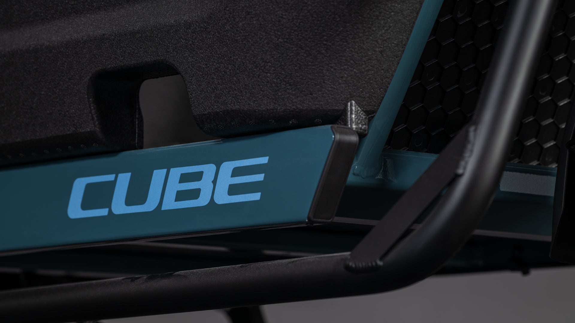 CUBE Cargo Hybrid 800 storm´n´reflex.