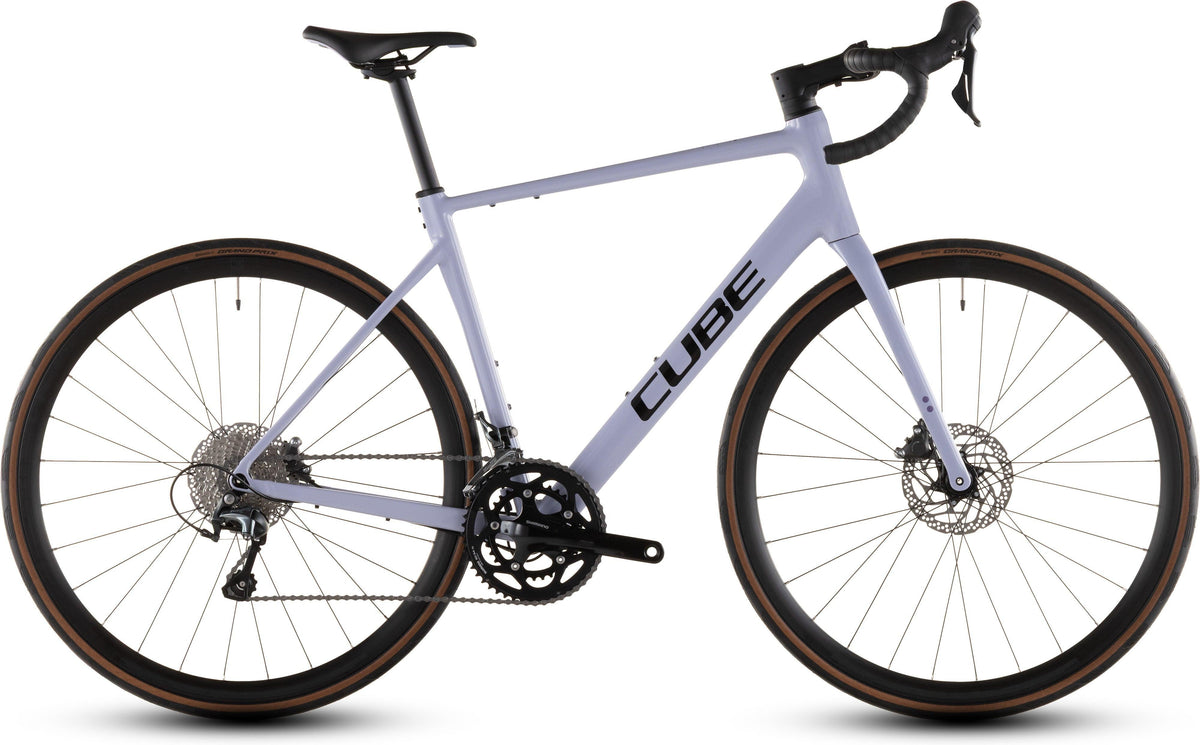 CUBE Attain Race cyclamen´n´black Rennrad mit Scheibenbremsen, Seitenansicht