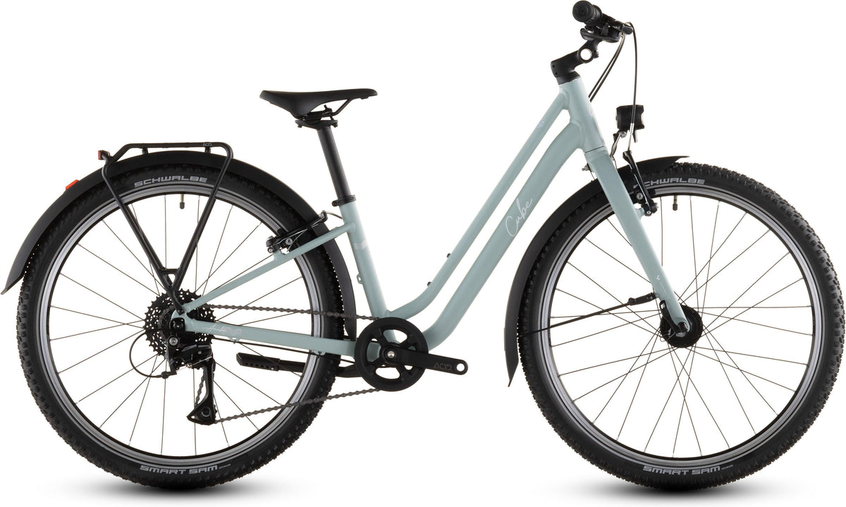 CUBE Aruba 240 Kinderfahrrad in aloegreen'n'white mit Schutzblechen und Gepäckträger
