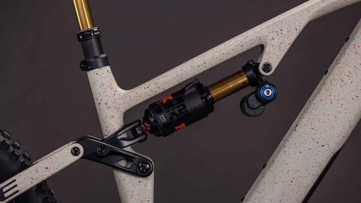 CUBE AMS Hybrid 177 C:62 SUPER TM 600X in reedbeigegrit’n’orange, Dämpfer am Carbonrahmen