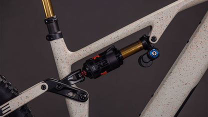 CUBE AMS Hybrid 177 C:62 SUPER TM 600X in reedbeigegrit’n’orange, Dämpfer am Carbonrahmen