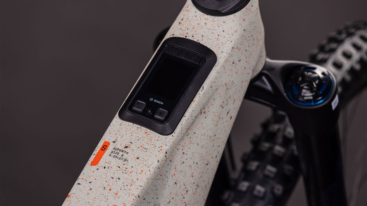 CUBE AMS Hybrid 177 C:62 SUPER TM 600X in reedbeigegrit'n'orange, Oberrohr mit Bosch-Display