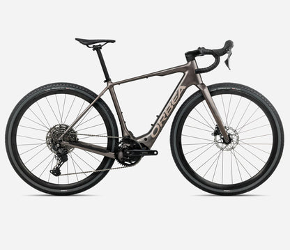 Orbea DENNA H40 Gravelbike in Bronze mit Rennlenker und Scheibenbremsen