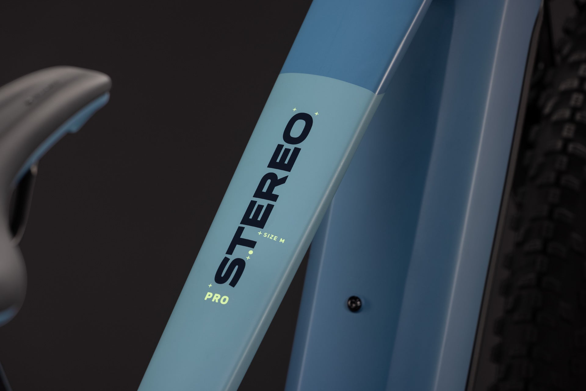 CUBE Stereo Hybrid ONE22 Pro 800 in Bluesapphire und Blue mit Rahmen-Detail