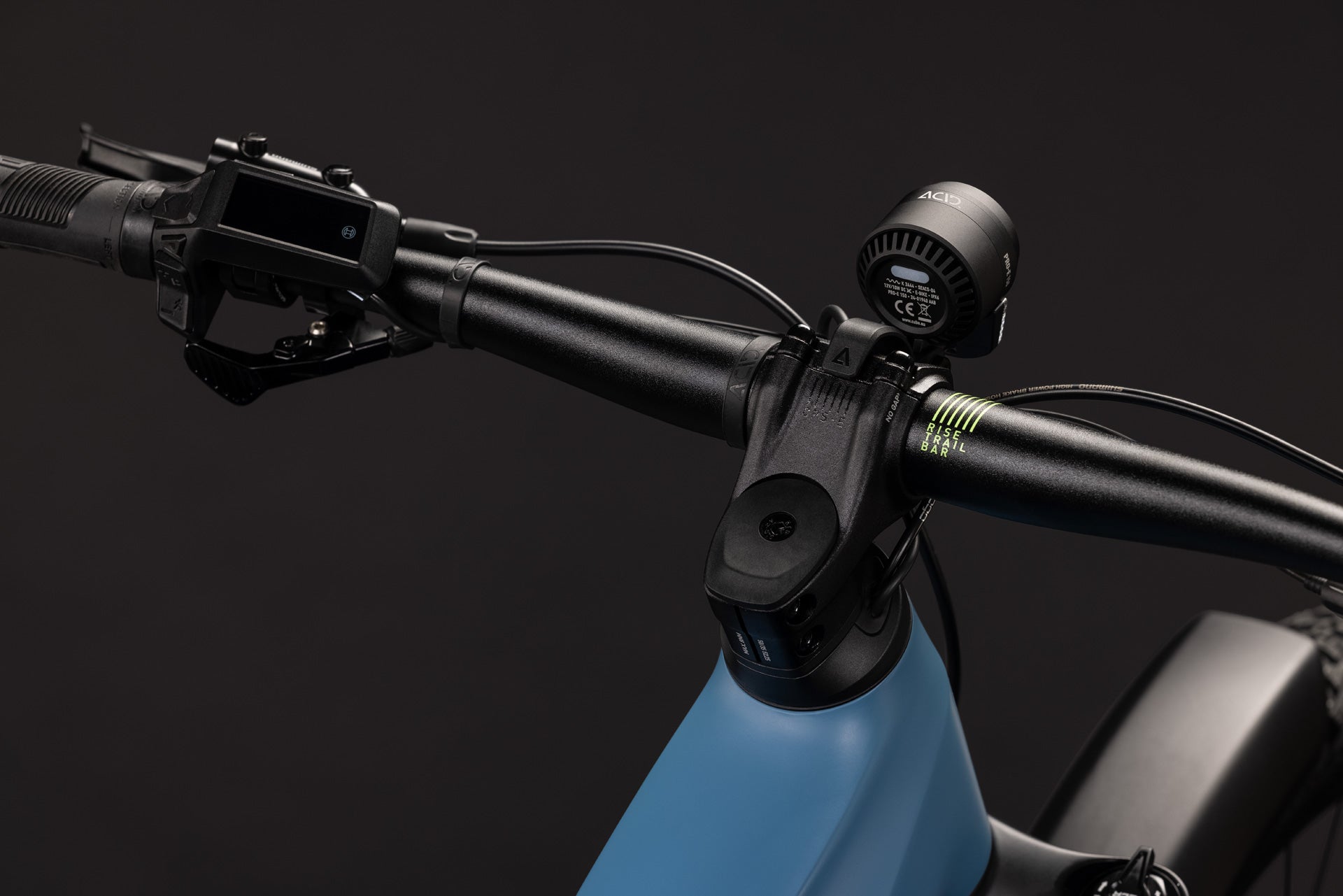 CUBE Stereo Hybrid ONE22 Pro 800 FE in bluesapphire´n´blue mit Cockpitdetail