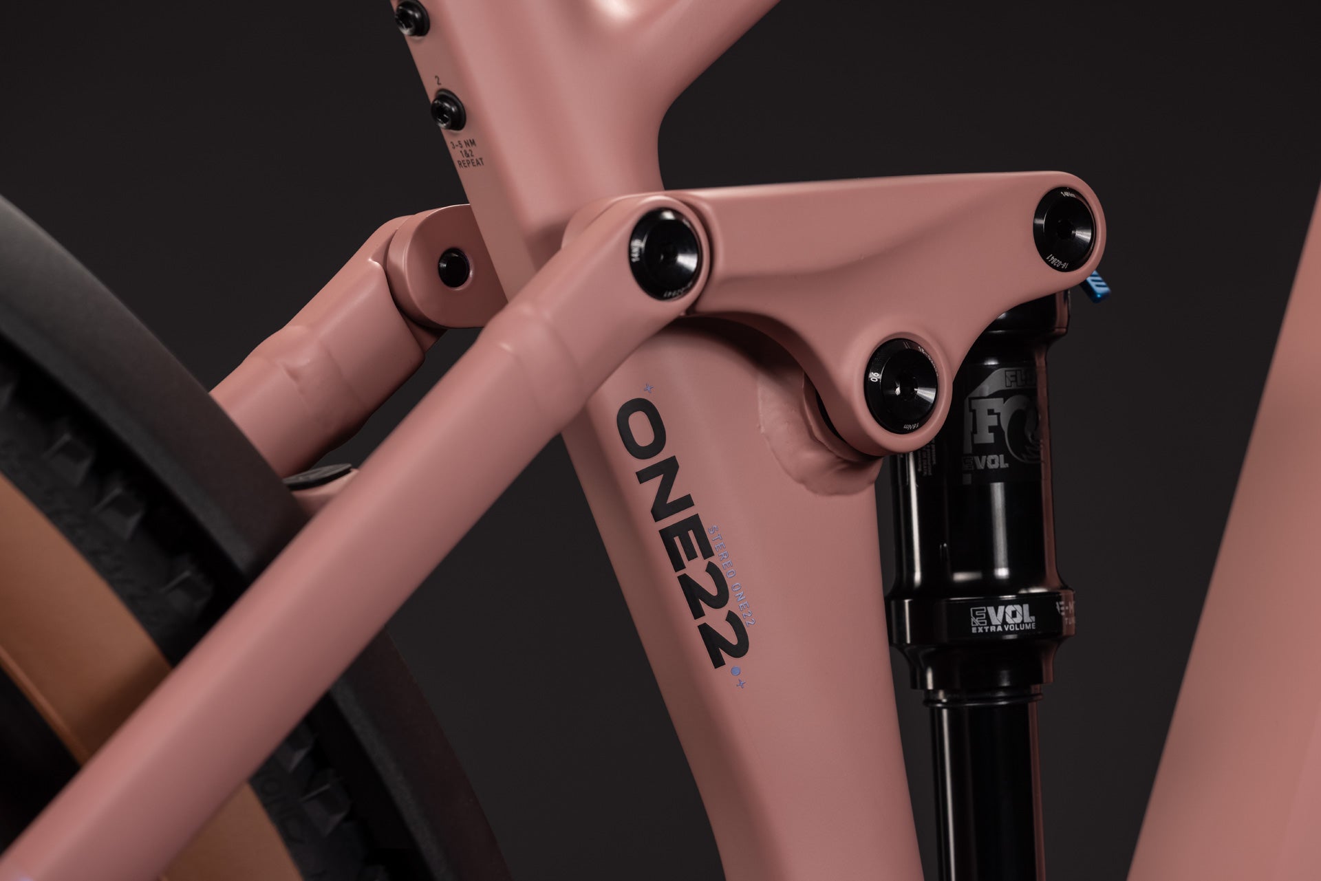 CUBE Stereo Hybrid ONE22 SLX 800 FE ruby'n'black, Federungsdetail am Rahmen in Nahaufnahme
