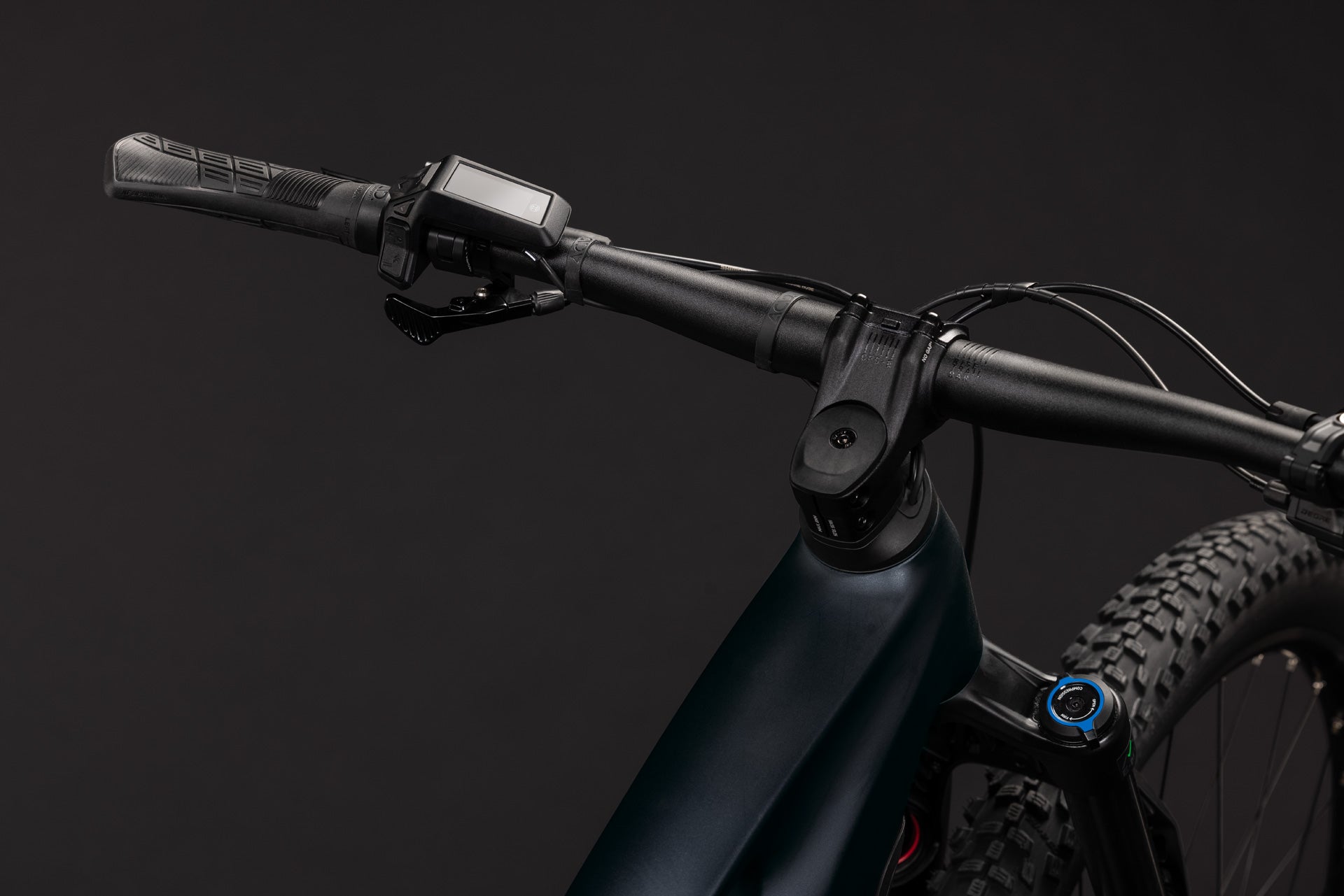 CUBE Stereo Hybrid ONE44 Pro 800 in coal´n´black, Detailansicht von Lenker und Frontbereich