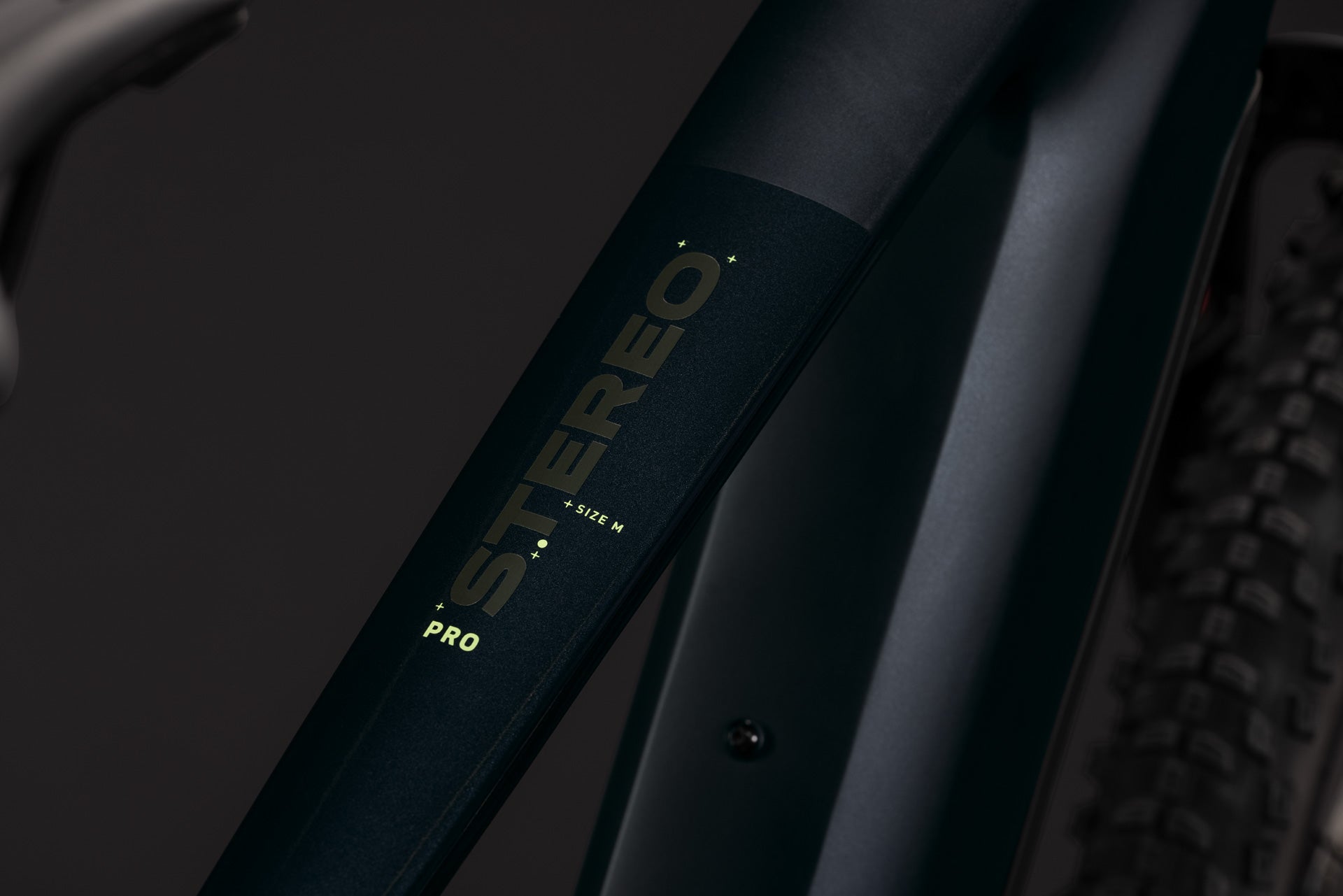 CUBE Stereo Hybrid ONE44 Pro 800 coal´n´black E-Mountainbike im Detailpakshot