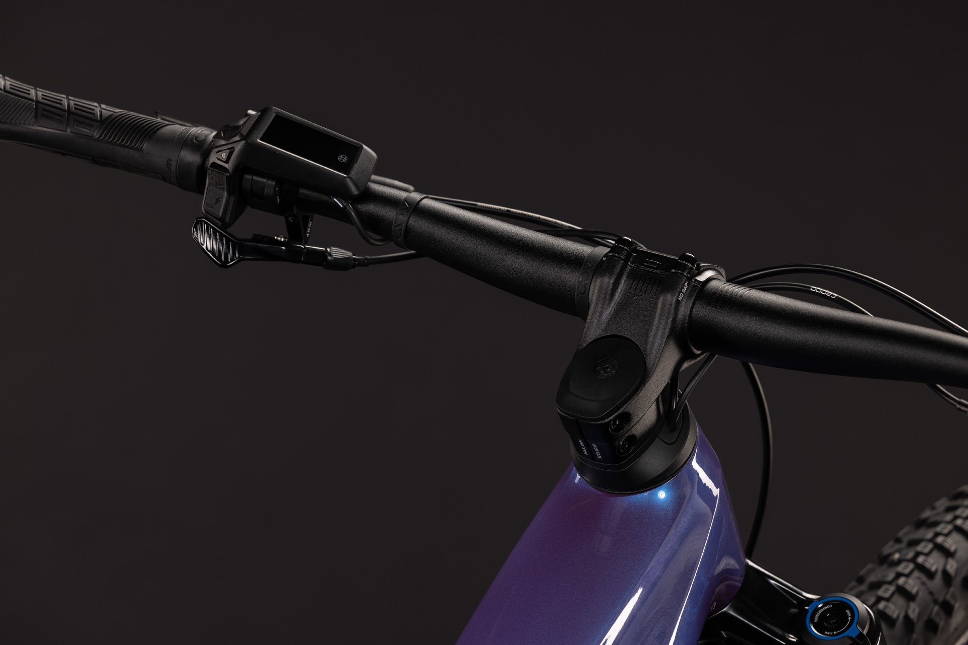 CUBE Stereo Hybrid ONE44 Pro 800 in blueiris´n´purple, Cockpit-Detail mit Display