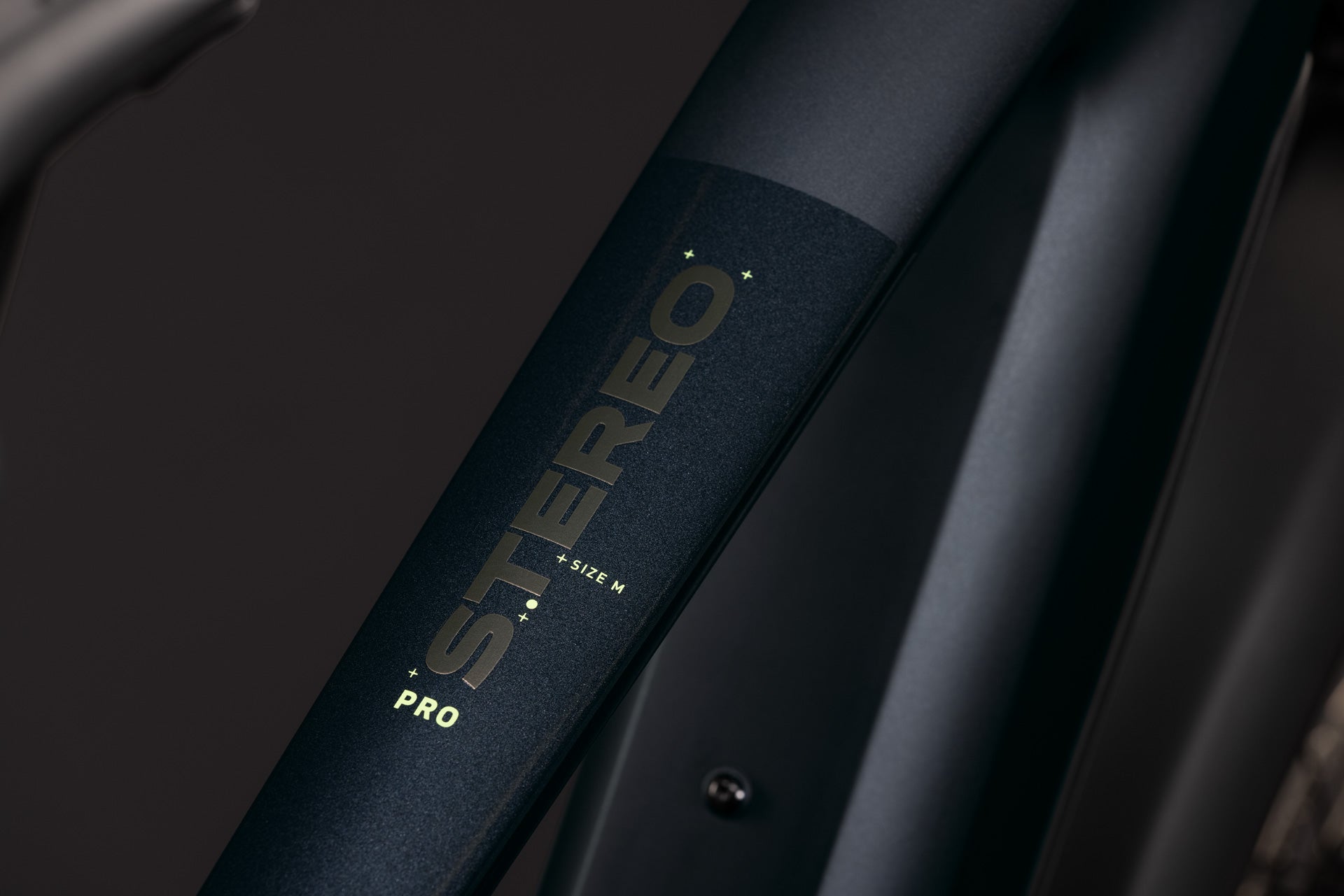 CUBE Stereo Hybrid ONE44 Pro 800 FE coal´n´black, Rahmen-Detail mit Stereo Pro Schriftzug
