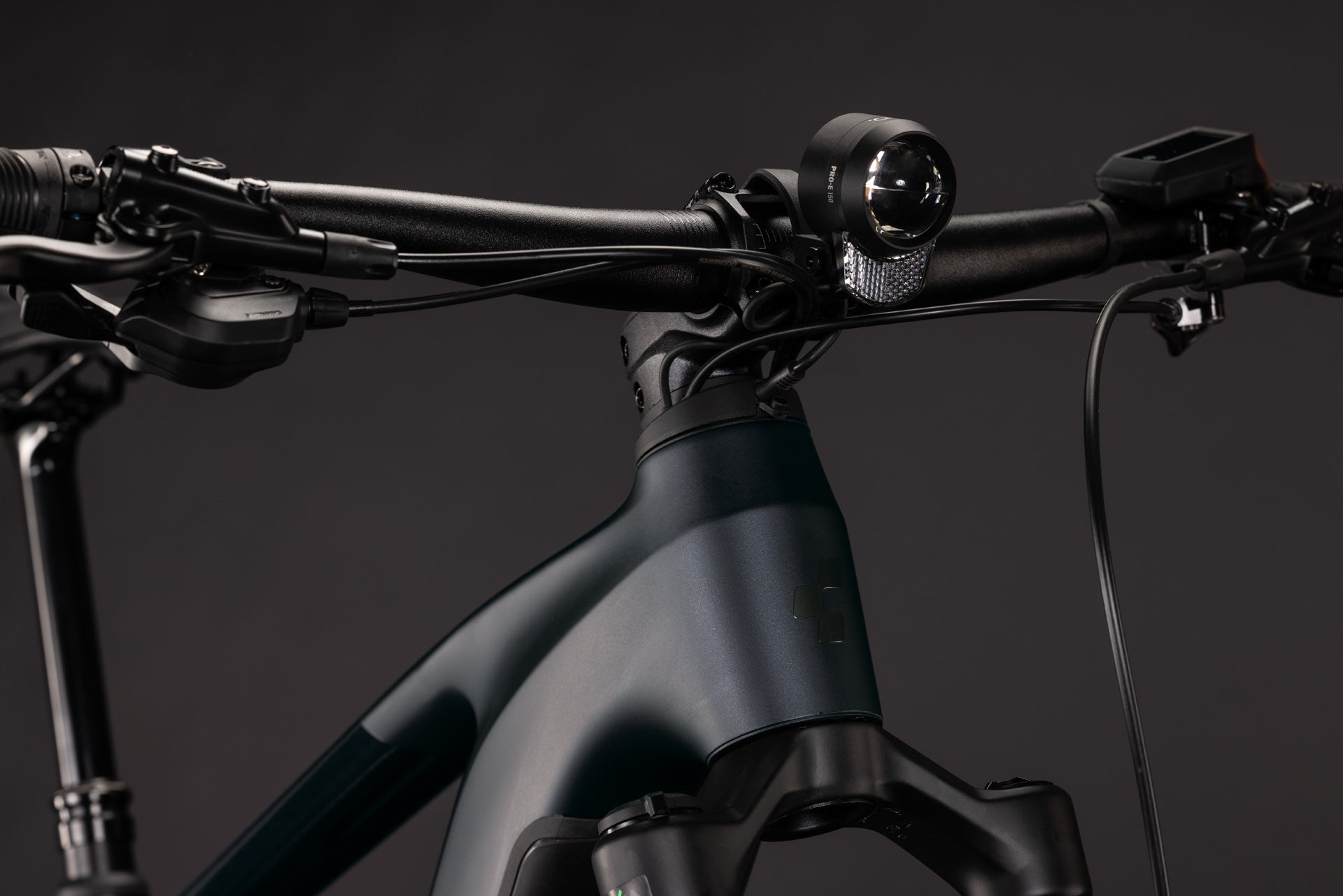 CUBE Stereo Hybrid ONE44 Pro 800 FE coal´n´black, Cockpit mit Frontlicht und Federgabel