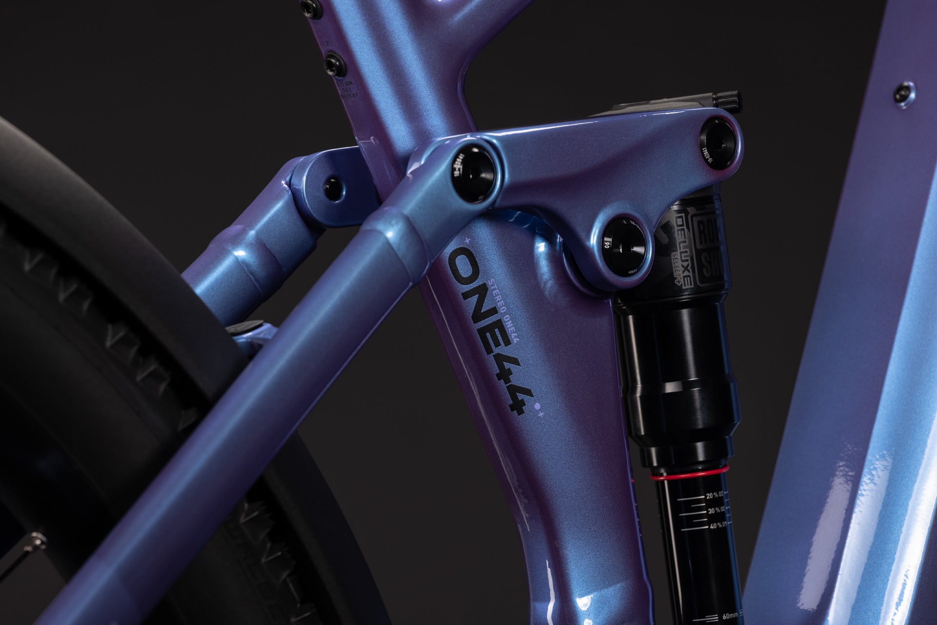 CUBE Stereo Hybrid ONE44 Pro 800 FE blueiris´n´purple, Rahmen- und Dämpferdetail