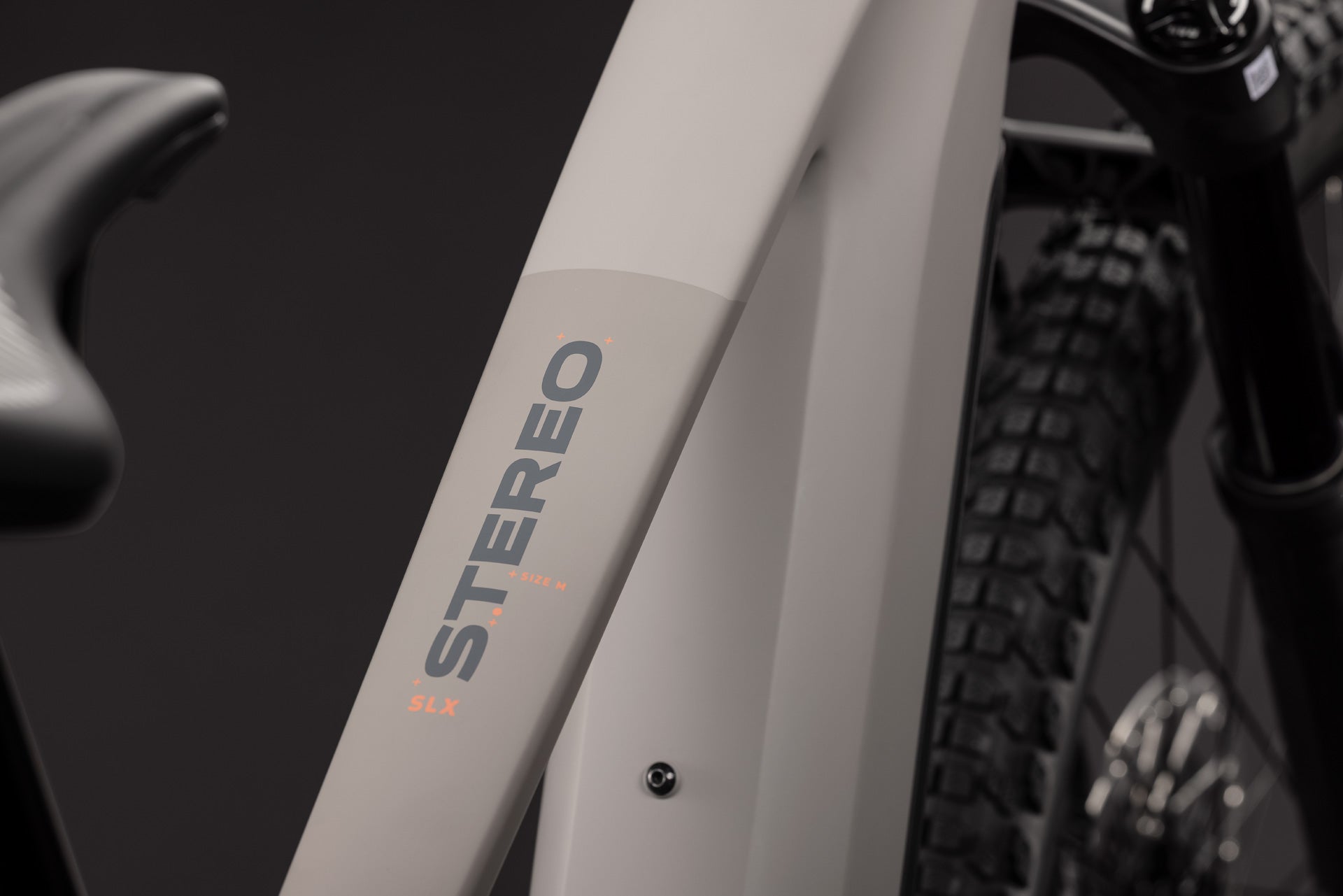 CUBE Stereo Hybrid ONE44 SLX 800 in oatgrey'n'grey, Detailansicht des Rahmens und Vorderrads