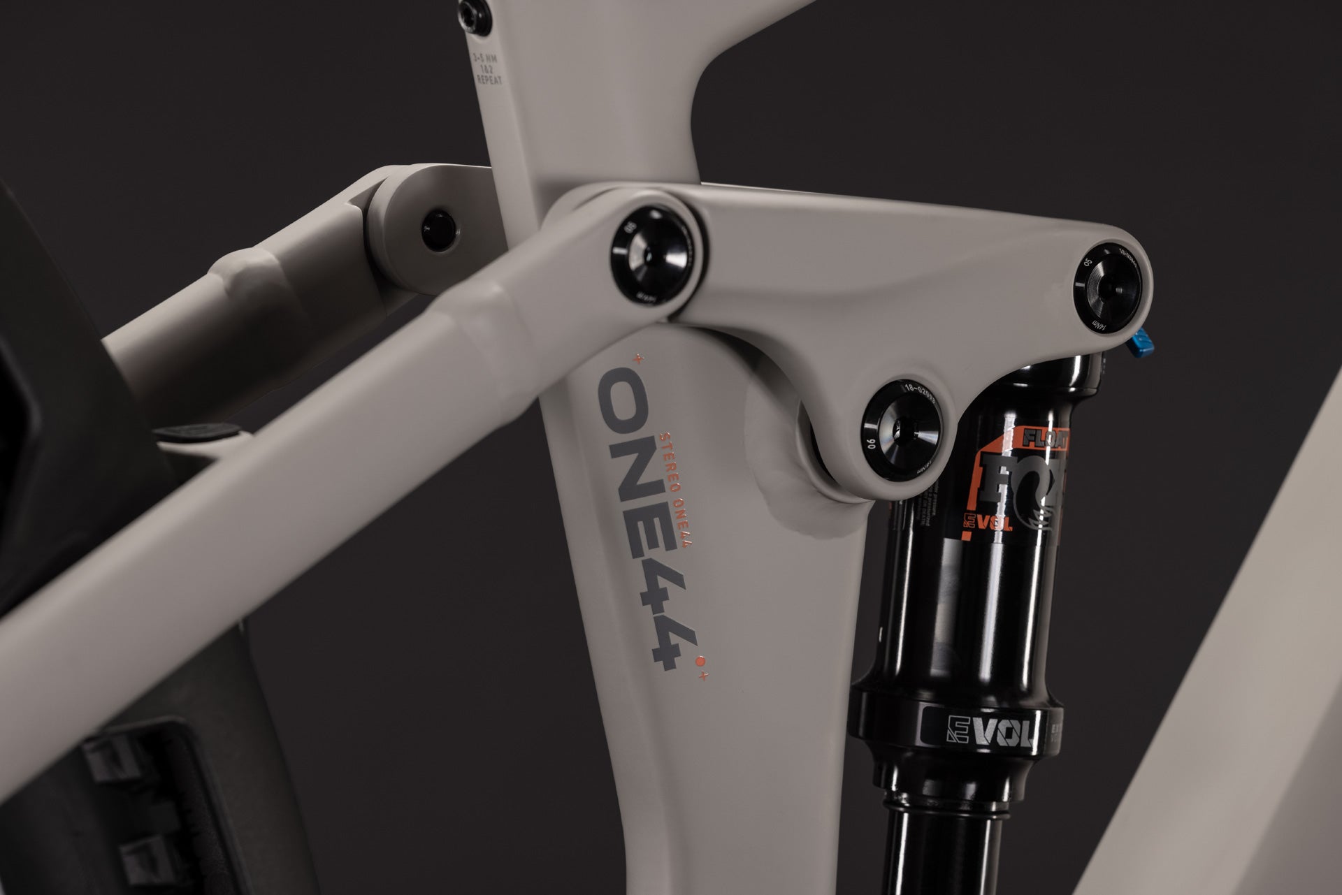 CUBE Stereo Hybrid ONE44 SLX 800 oatgrey´n´grey, Federungsdetail am Rahmen mit Dämpfer