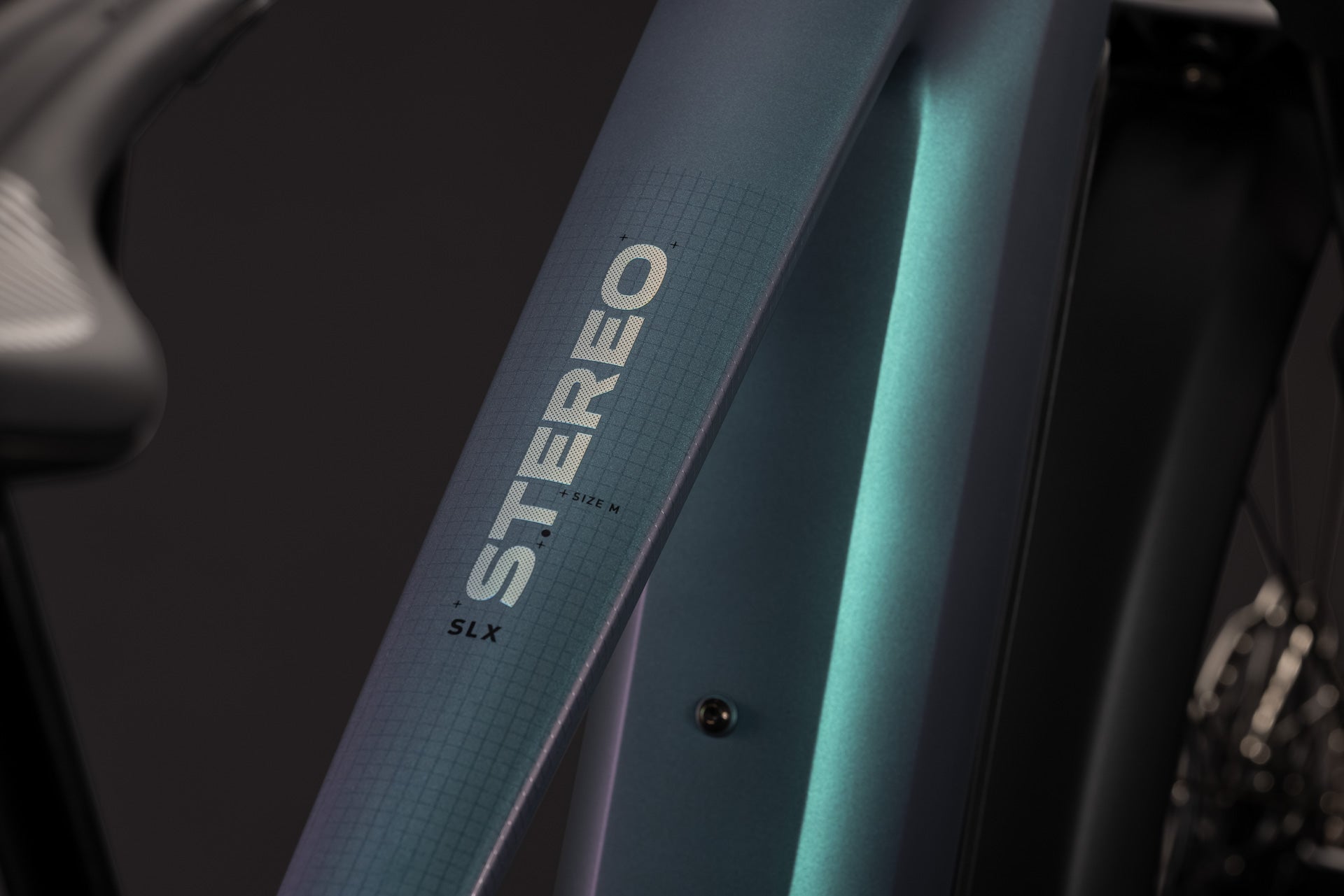CUBE Stereo Hybrid ONE44 SLX 800 FE in smaragdgrey'n'chrome, Detail des Rahmenschriftzugs