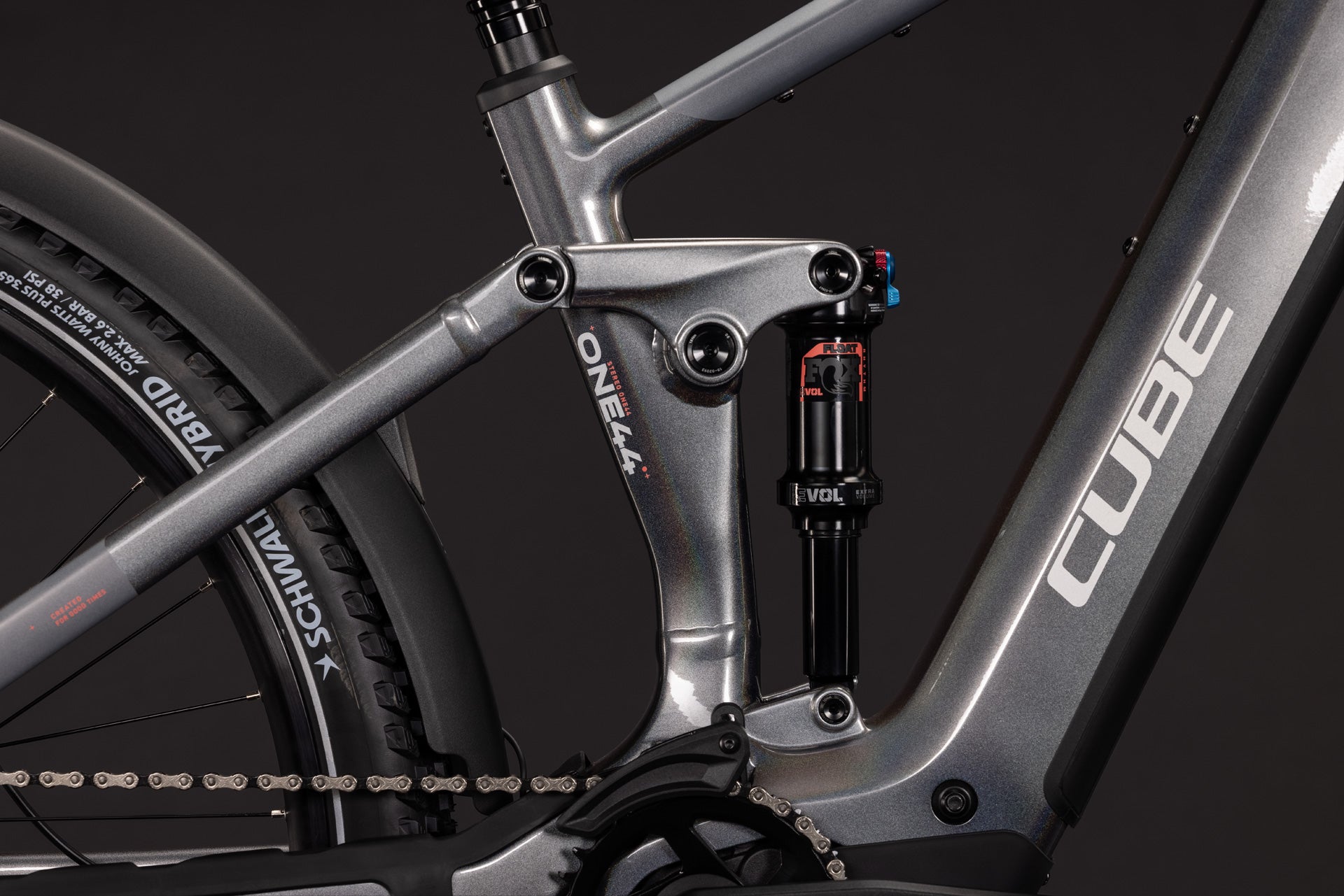 CUBE Stereo Hybrid ONE44 SLX 800 FE in prismasilver'n'grey, Rahmen mit Dämpfer im Detail