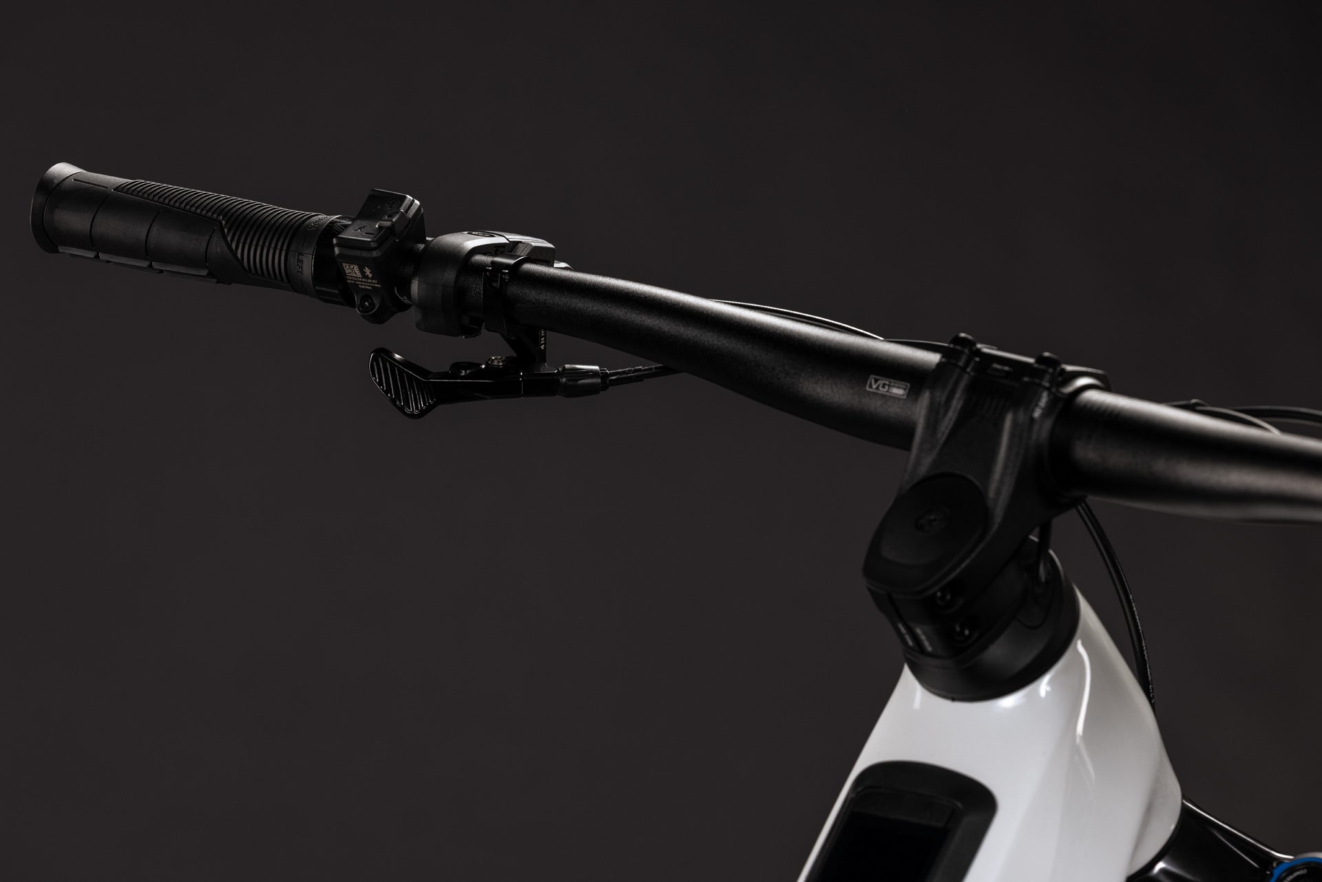 CUBE Stereo Hybrid ONE44 HPC Pro 800 metallicwhite'n'blue – Lenkerdetail mit Bremshebel