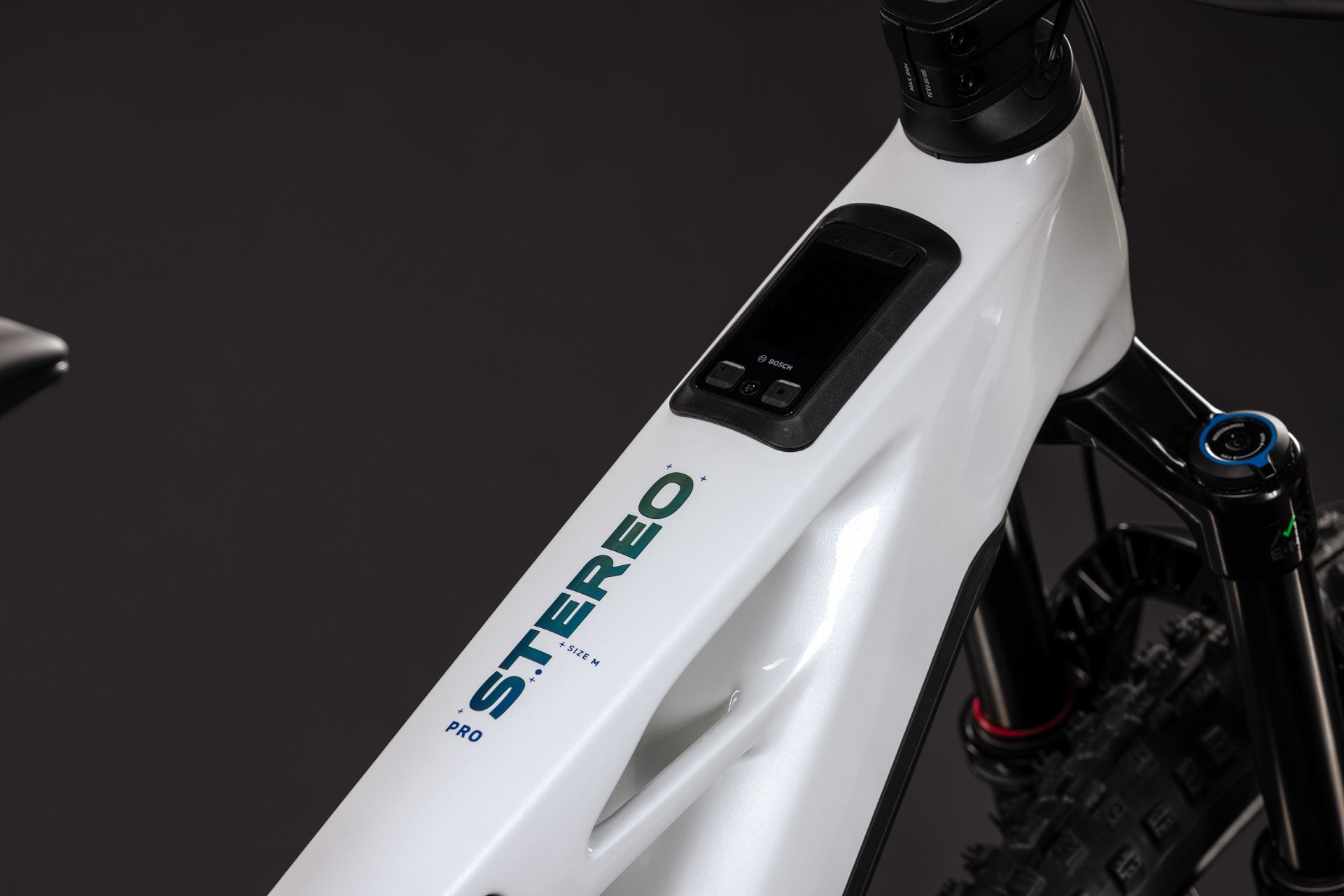 CUBE Stereo Hybrid ONE44 HPC Pro 800 in metallicwhite´n´blue, Oberrohr mit Display im Detail