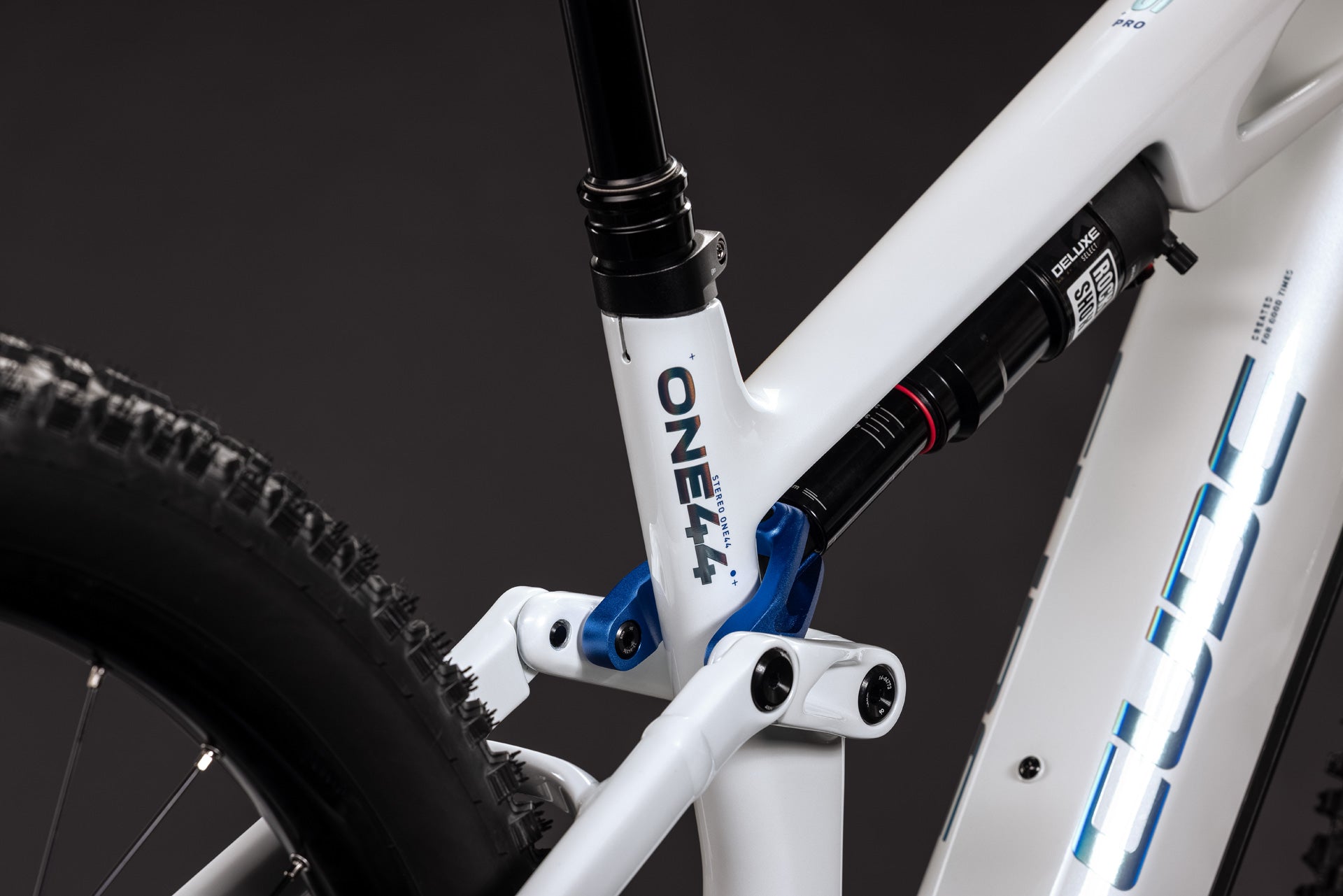 CUBE Stereo Hybrid ONE44 HPC Pro 800 in metallicwhite´n´blue, Rahmen- und Dämpferdetail