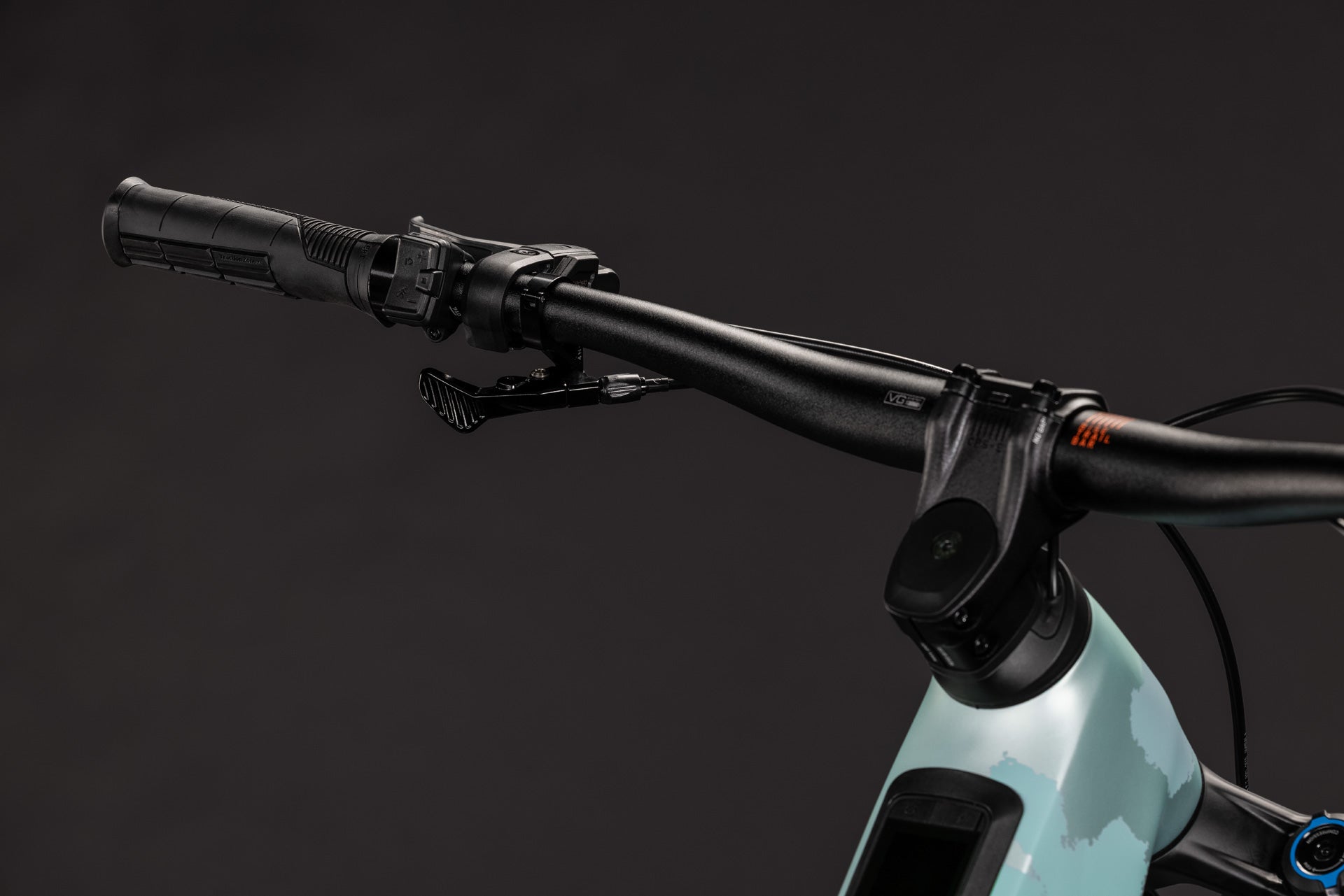 CUBE Stereo Hybrid ONE44 HPC Pro 800 pearlaqua´n´black mit Lenker und Griffdetail