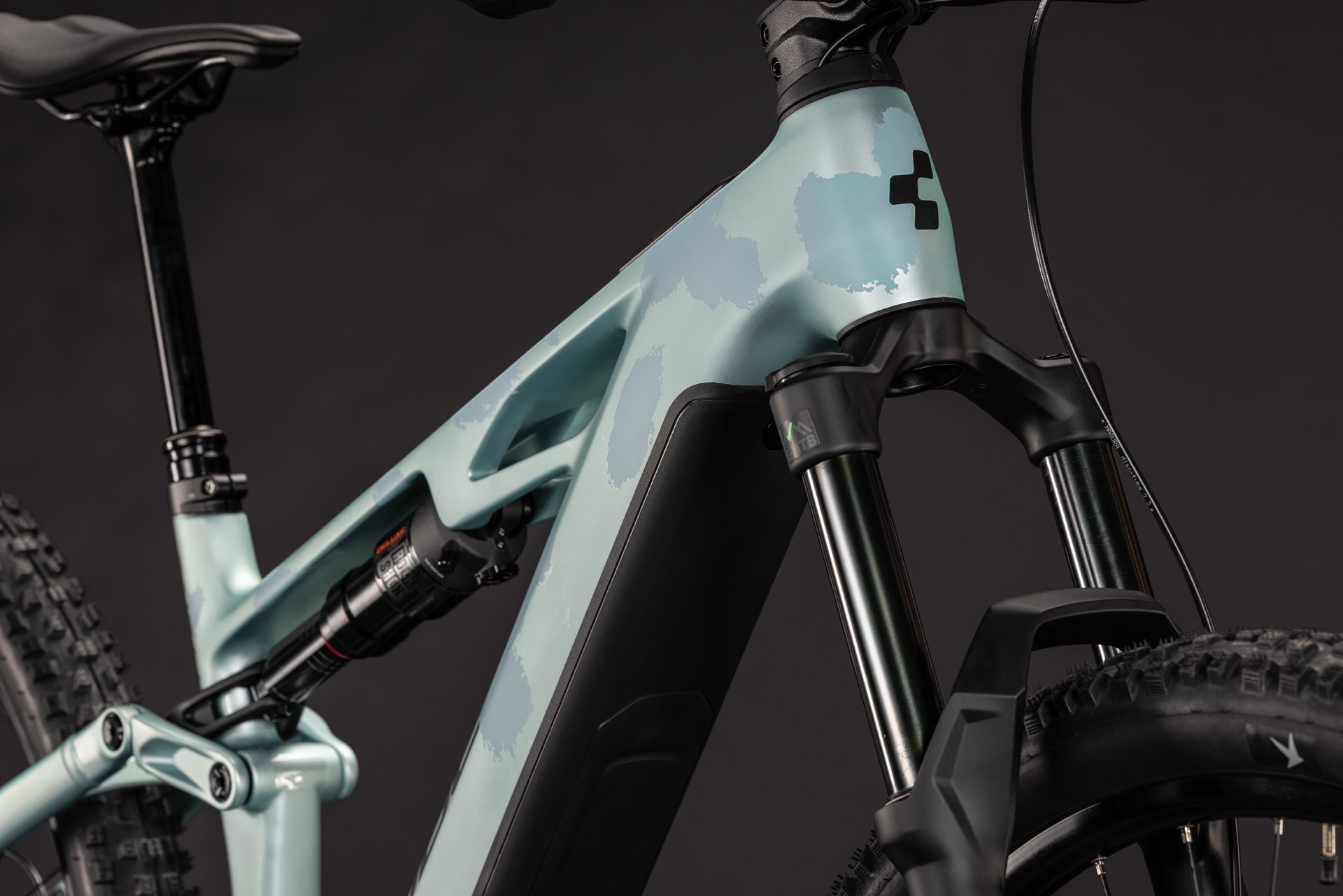 CUBE Stereo Hybrid ONE44 HPC Pro 800 in pearlaqua'n'black, Detail von Rahmen und Federgabel