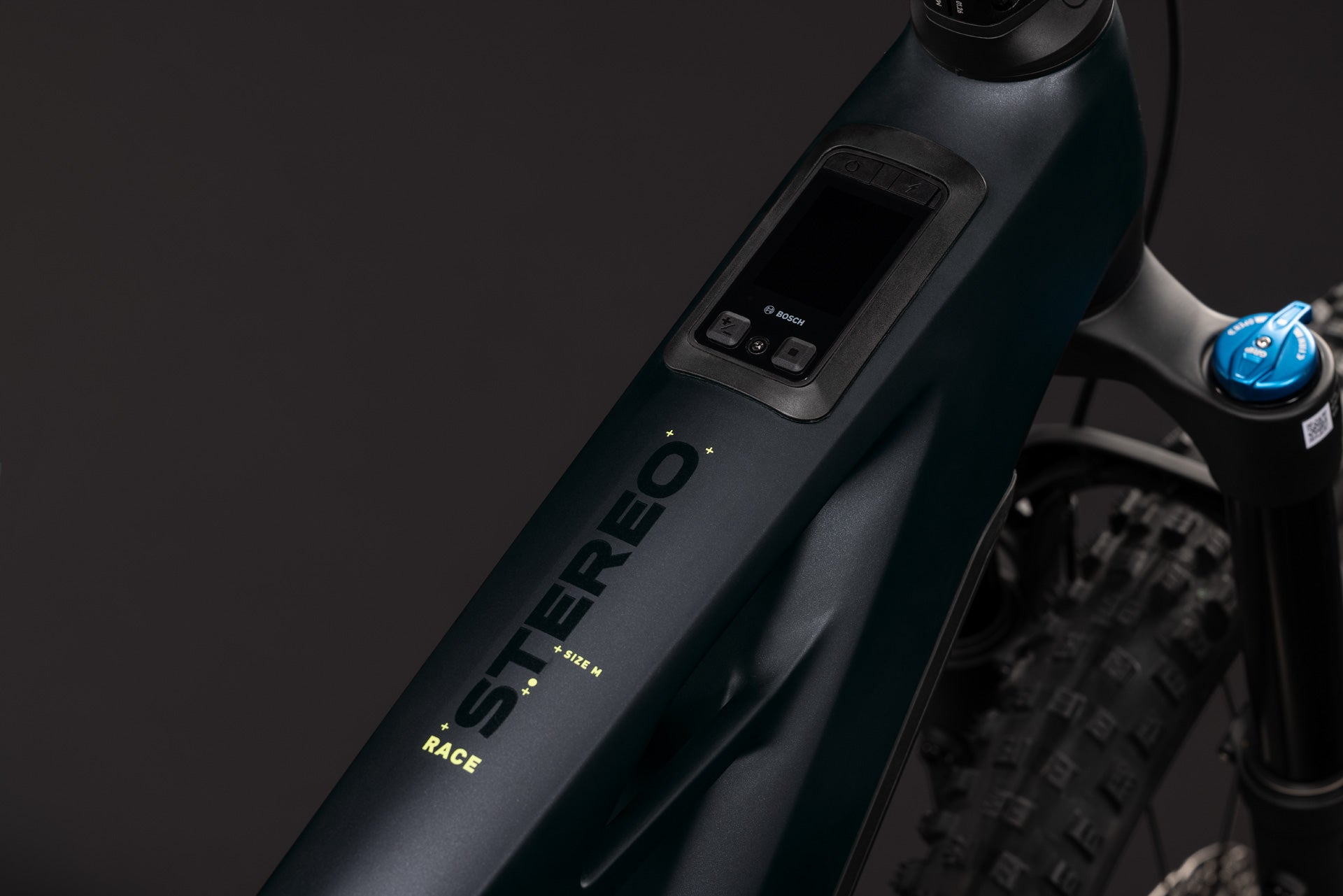 CUBE Stereo Hybrid ONE44 HPC Race 800 coal´n´green, Oberrohr mit Display im Detail