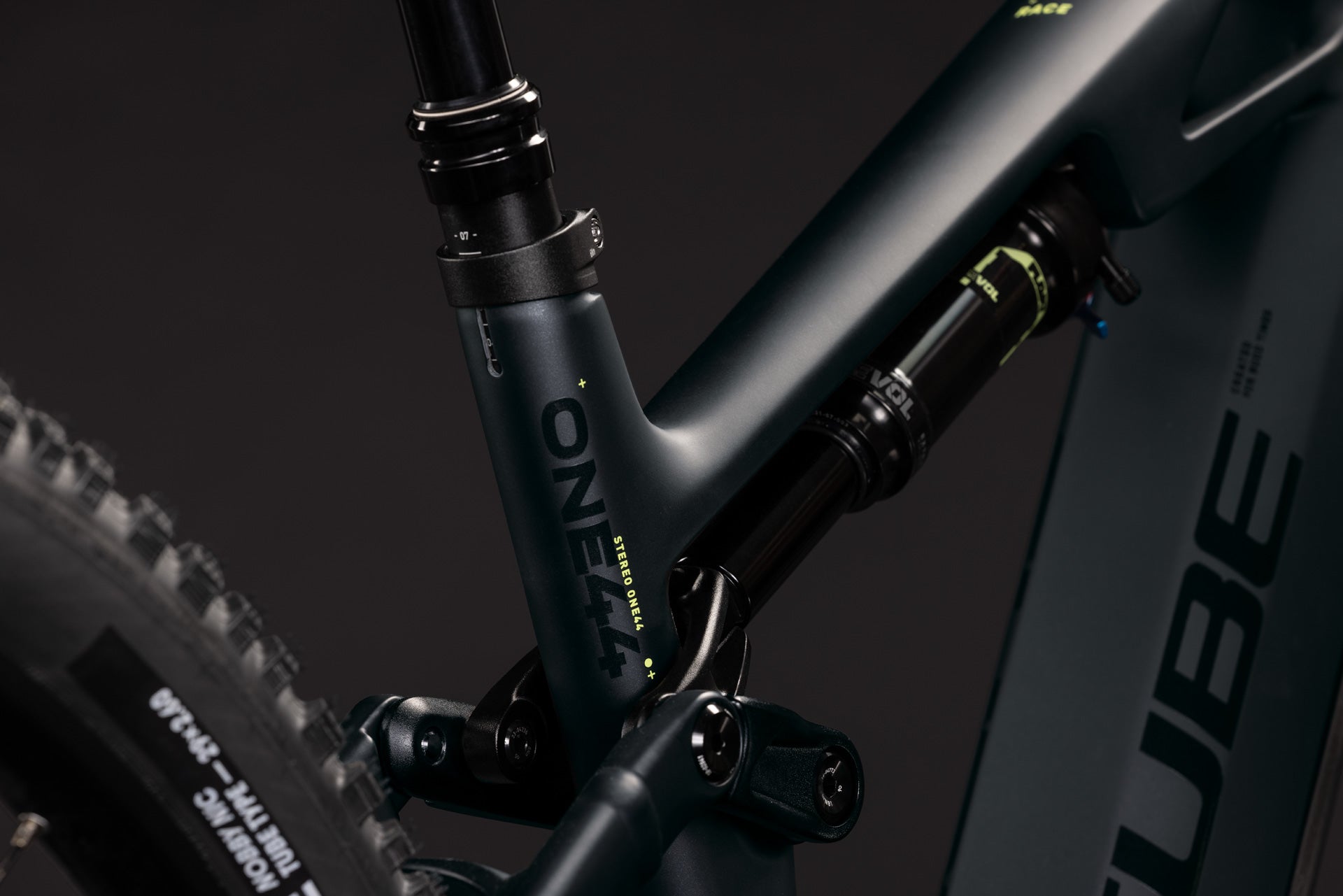 CUBE Stereo Hybrid ONE44 HPC Race 800 coal´n´green, Detail von Rahmen und Dämpfer