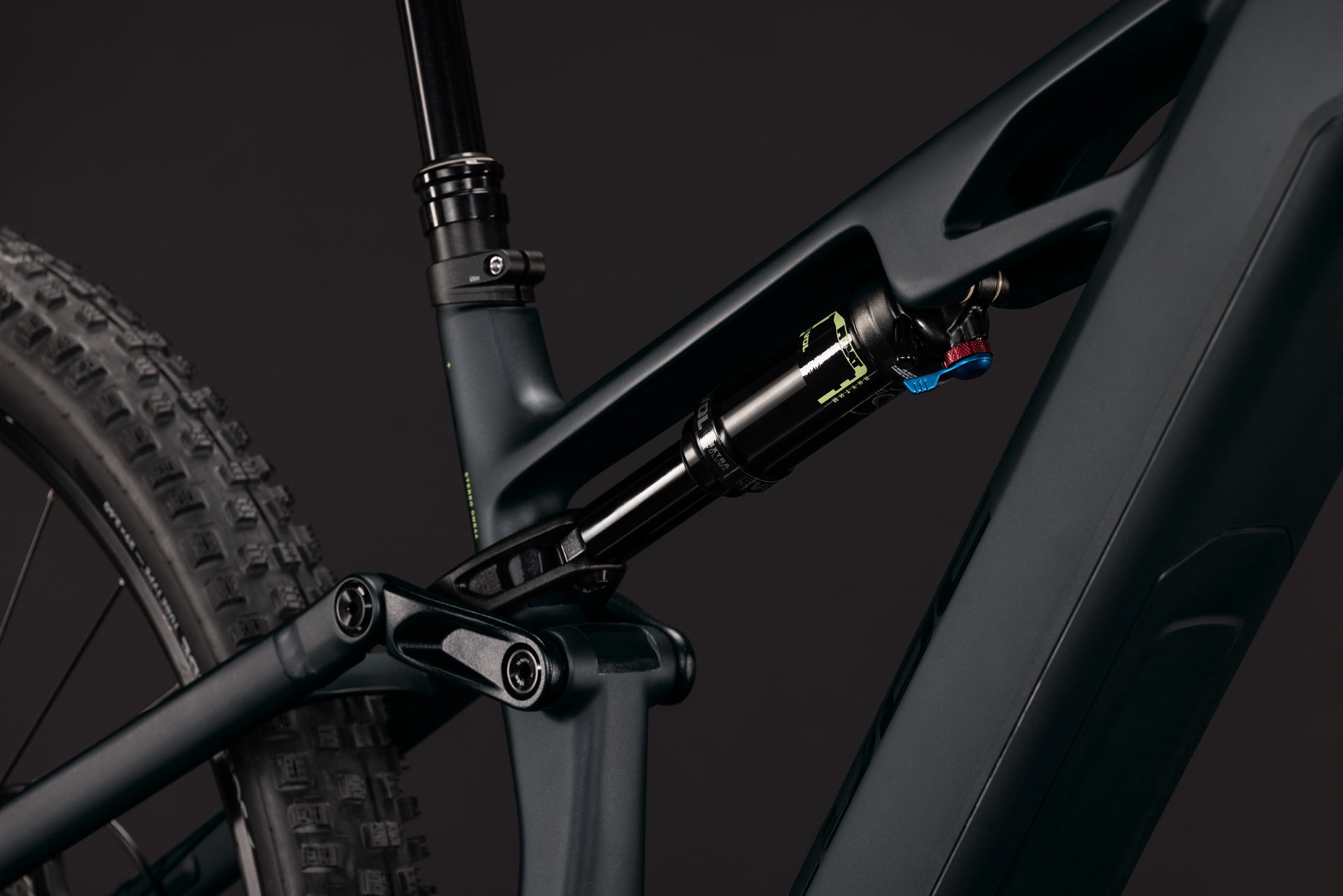 CUBE Stereo Hybrid ONE44 HPC Race 800 coal´n´green mit Dämpfer-Detail am Rahmen