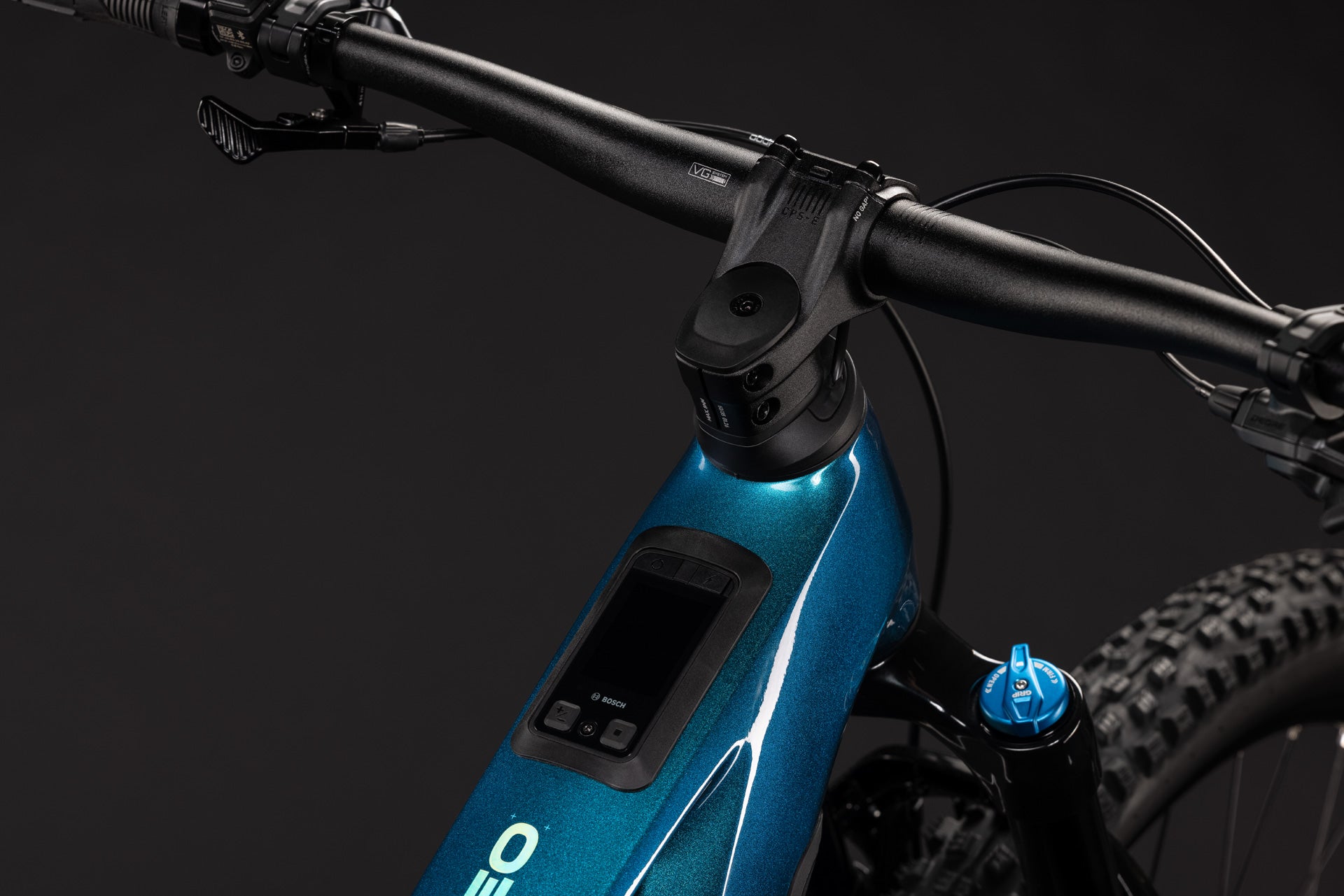 CUBE Stereo Hybrid ONE44 HPC Race 800 nebula´n´prizm, Cockpit und Oberrohr im Detail
