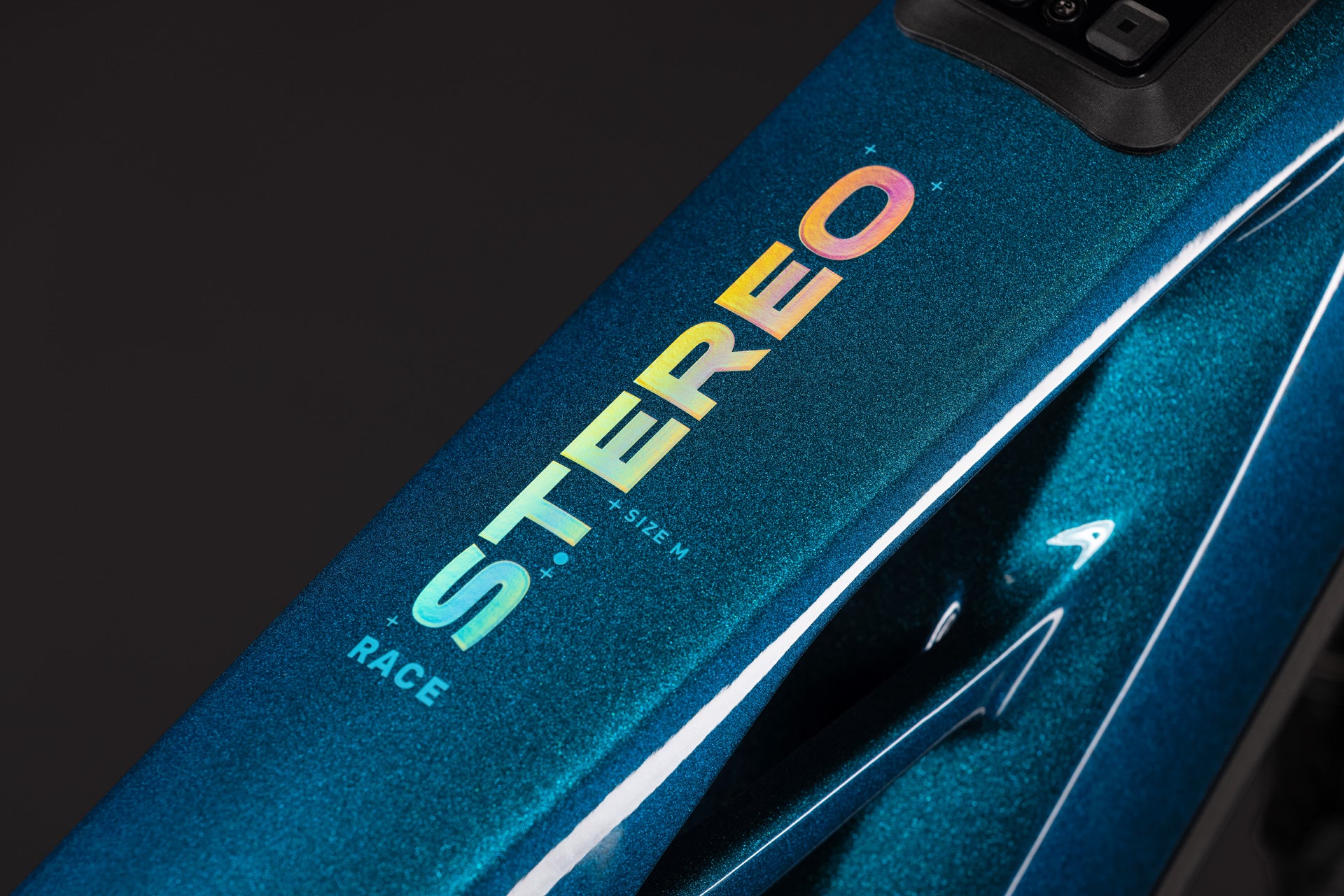 CUBE Stereo Hybrid ONE44 HPC Race 800 in nebula´n´prizm, Detail des Rahmenschriftzugs