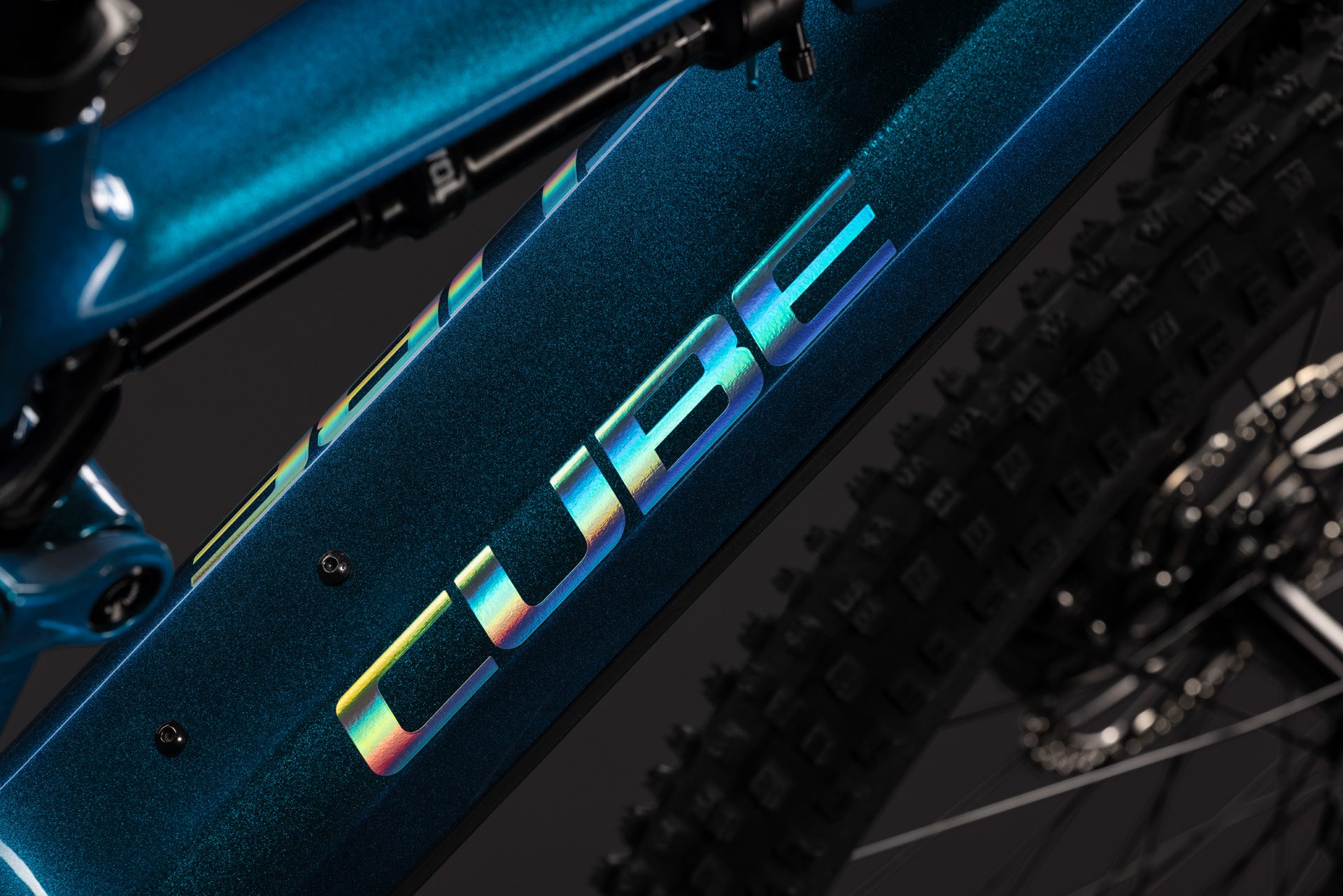 CUBE Stereo Hybrid ONE44 HPC Race 800 in nebula´n´prizm, Rahmen-Detail mit CUBE-Schriftzug