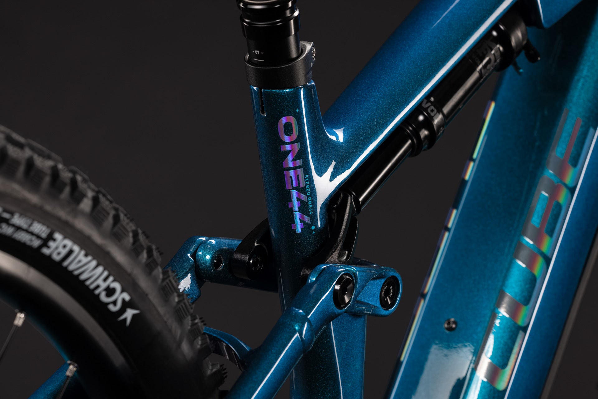 CUBE Stereo Hybrid ONE44 HPC Race 800 in nebula´n´prizm, Detailansicht von Rahmen und Dämpfer