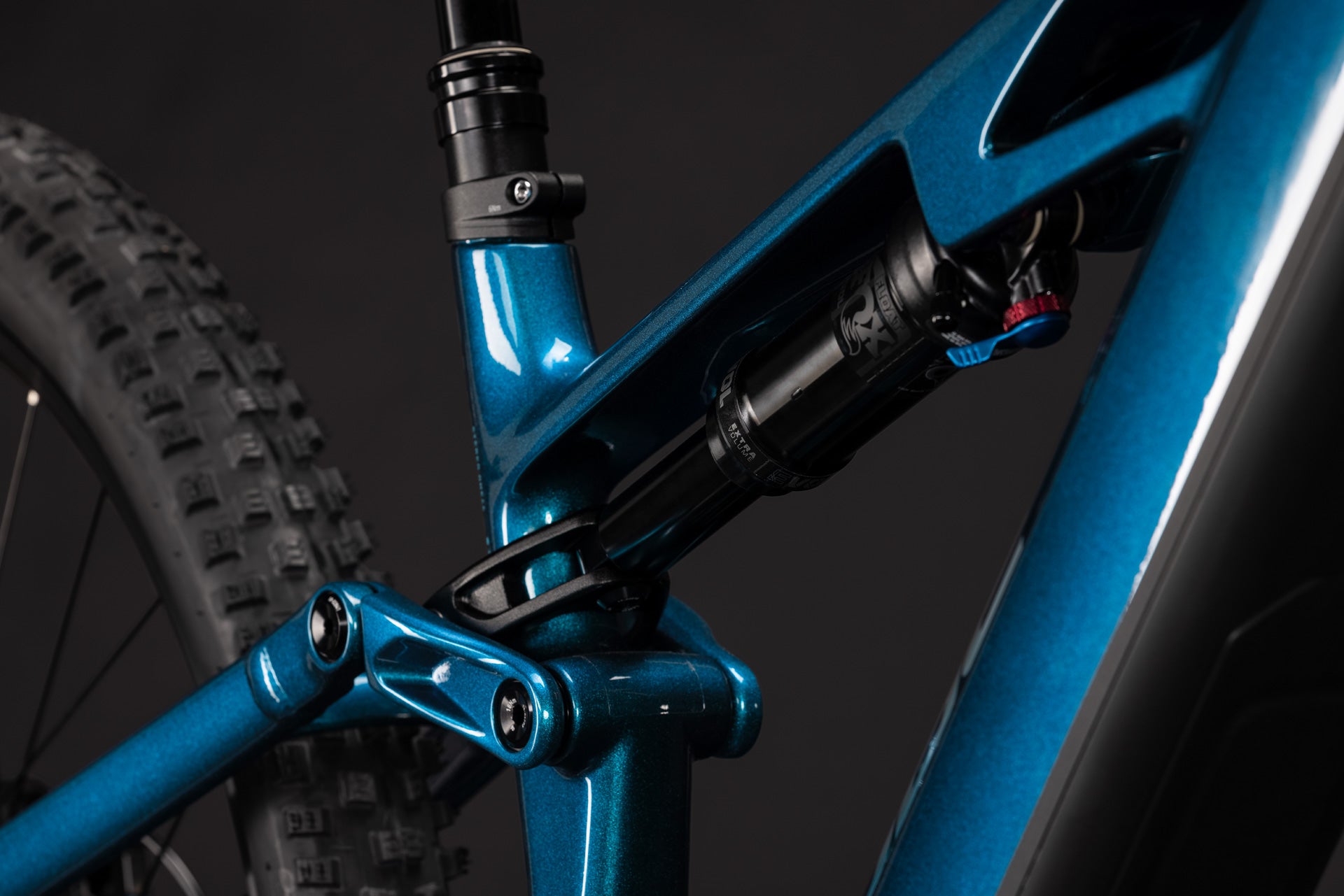 CUBE Stereo Hybrid ONE44 HPC Race 800 nebula´n´prizm, Detail von Dämpfer und Rahmen