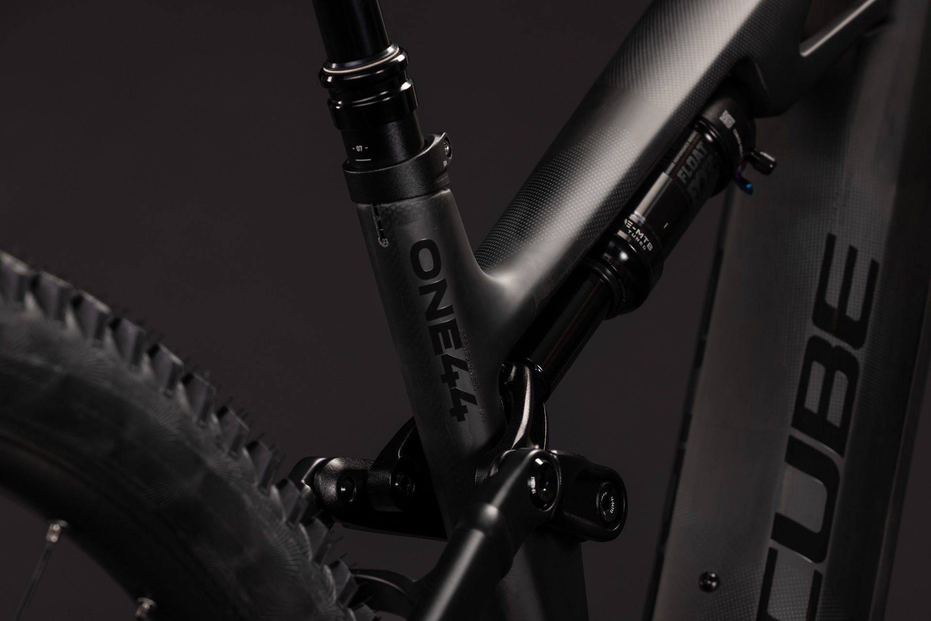 CUBE Stereo Hybrid ONE44 HPC SLX 800 blackline, Detail von Carbonrahmen und Dämpfer