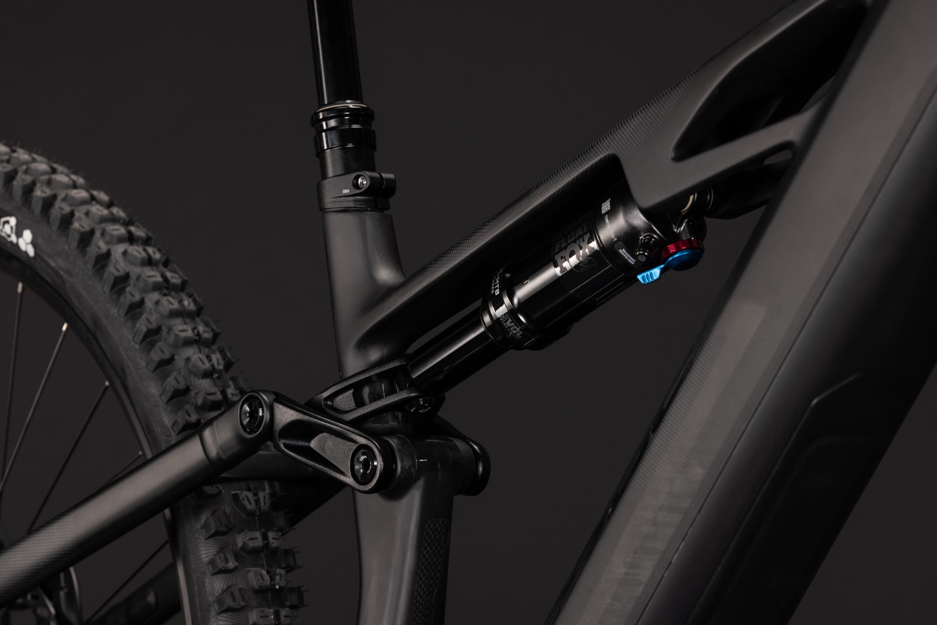 CUBE Stereo Hybrid ONE44 HPC SLX 800 blackline, Detail von Dämpfer und Carbonrahmen