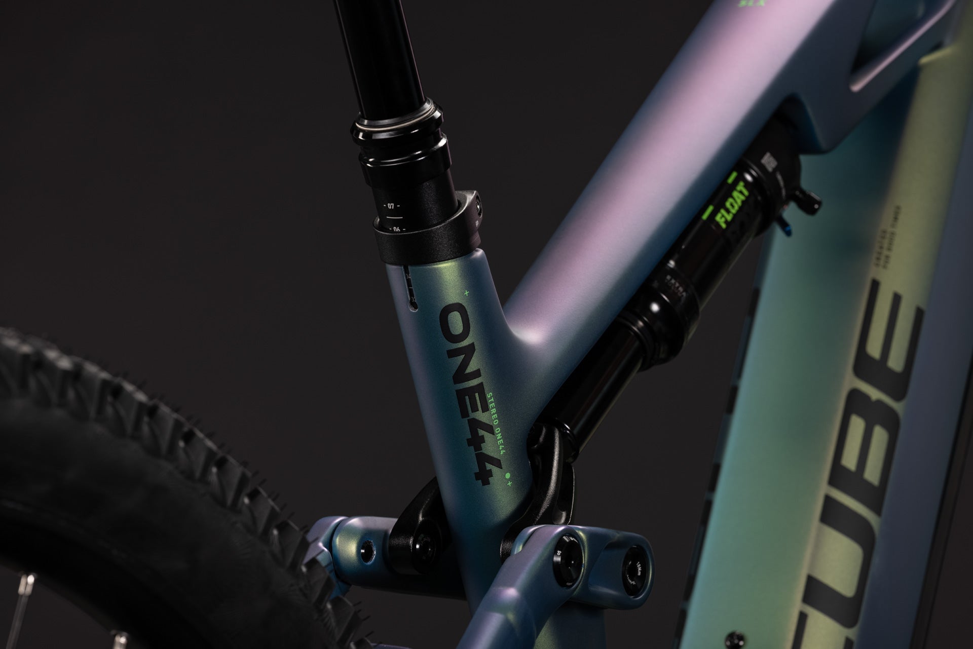 CUBE Stereo Hybrid ONE44 HPC SLX 800 jungali´n´black, Detail von Rahmen und Dämpfer