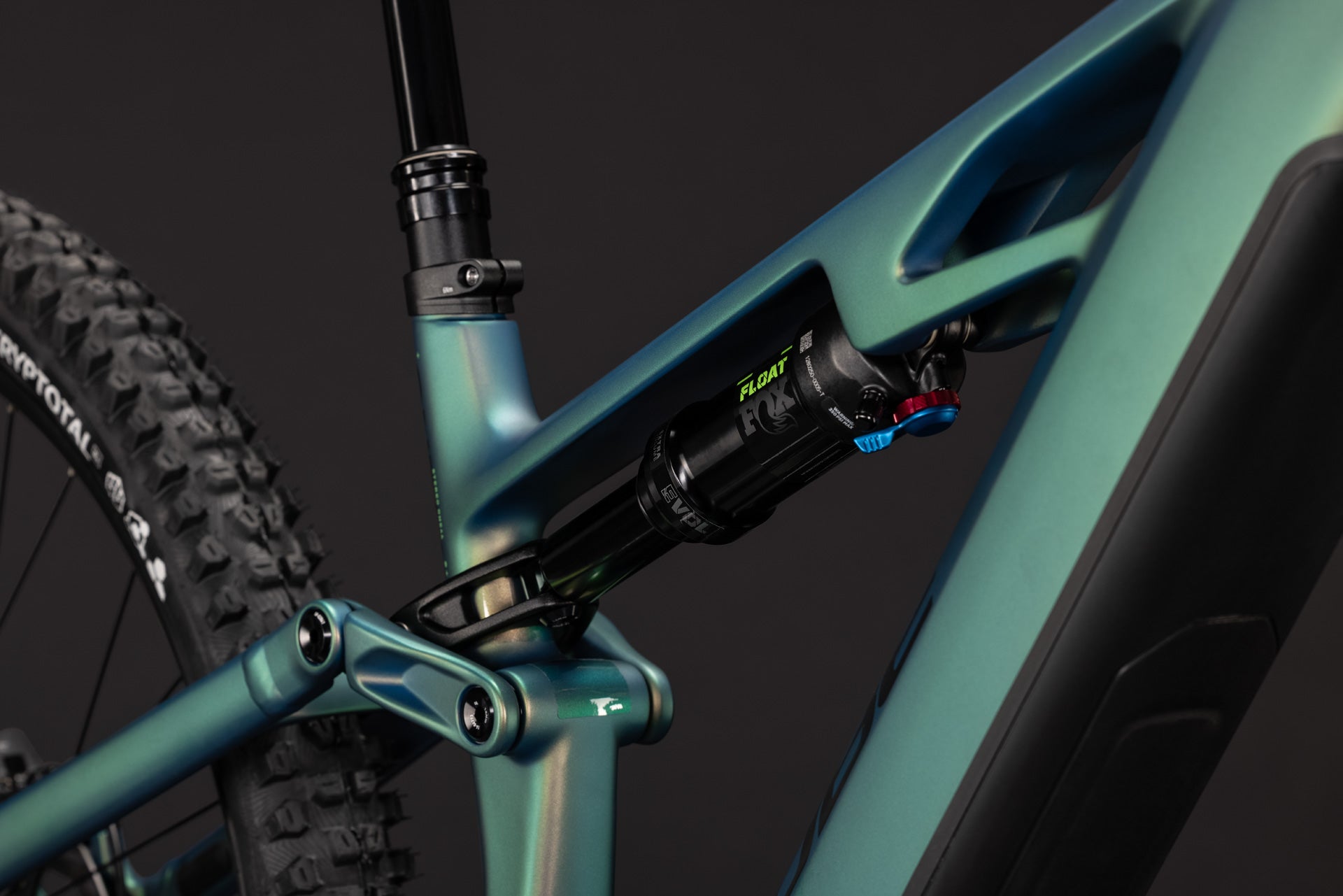 CUBE Stereo Hybrid ONE44 HPC SLX 800 in jungali´n´black, Detail von Rahmen und Dämpfer