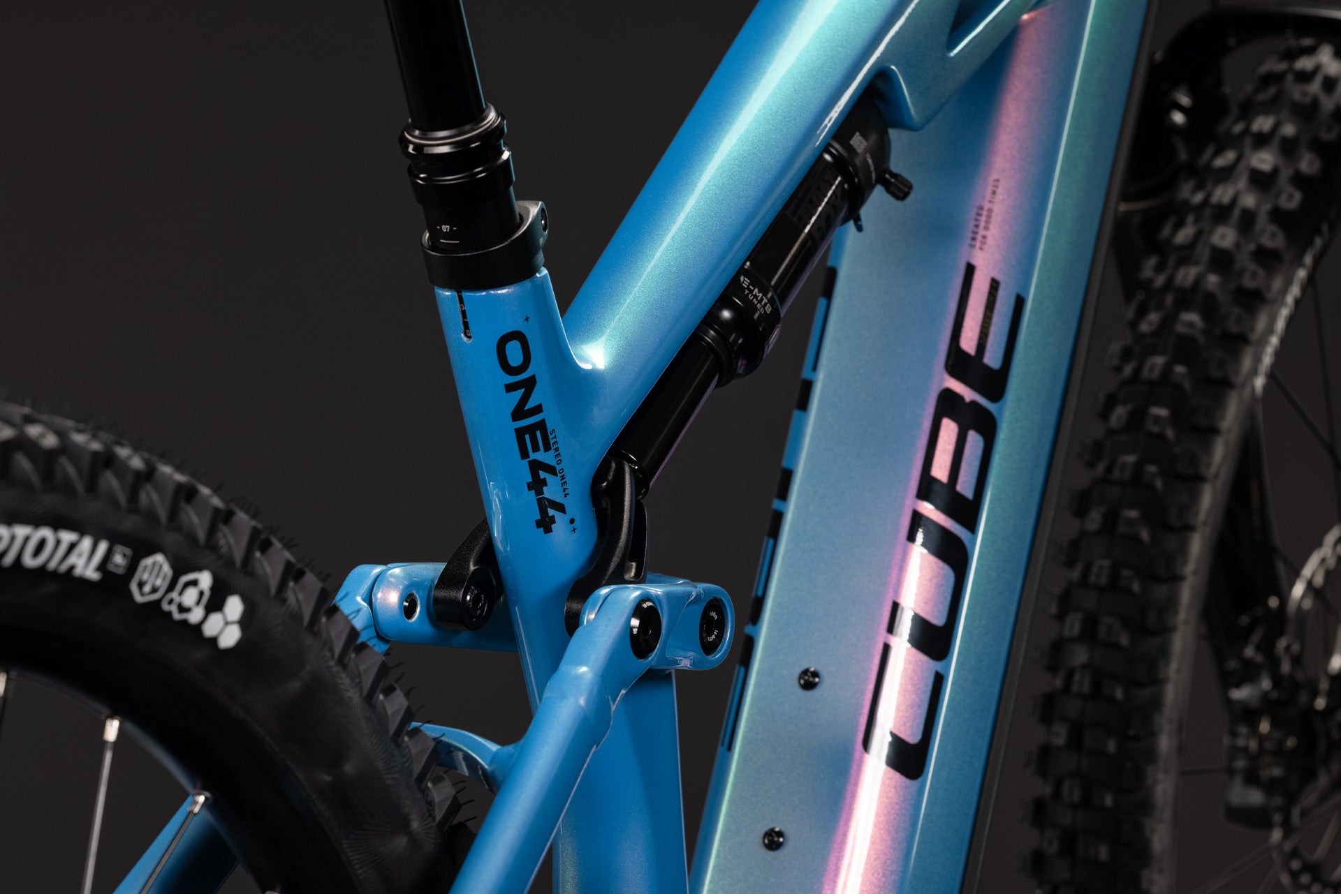 CUBE Stereo Hybrid ONE44 HPC SLX 800 dream´n´black, Detail von Rahmen und Dämpfer