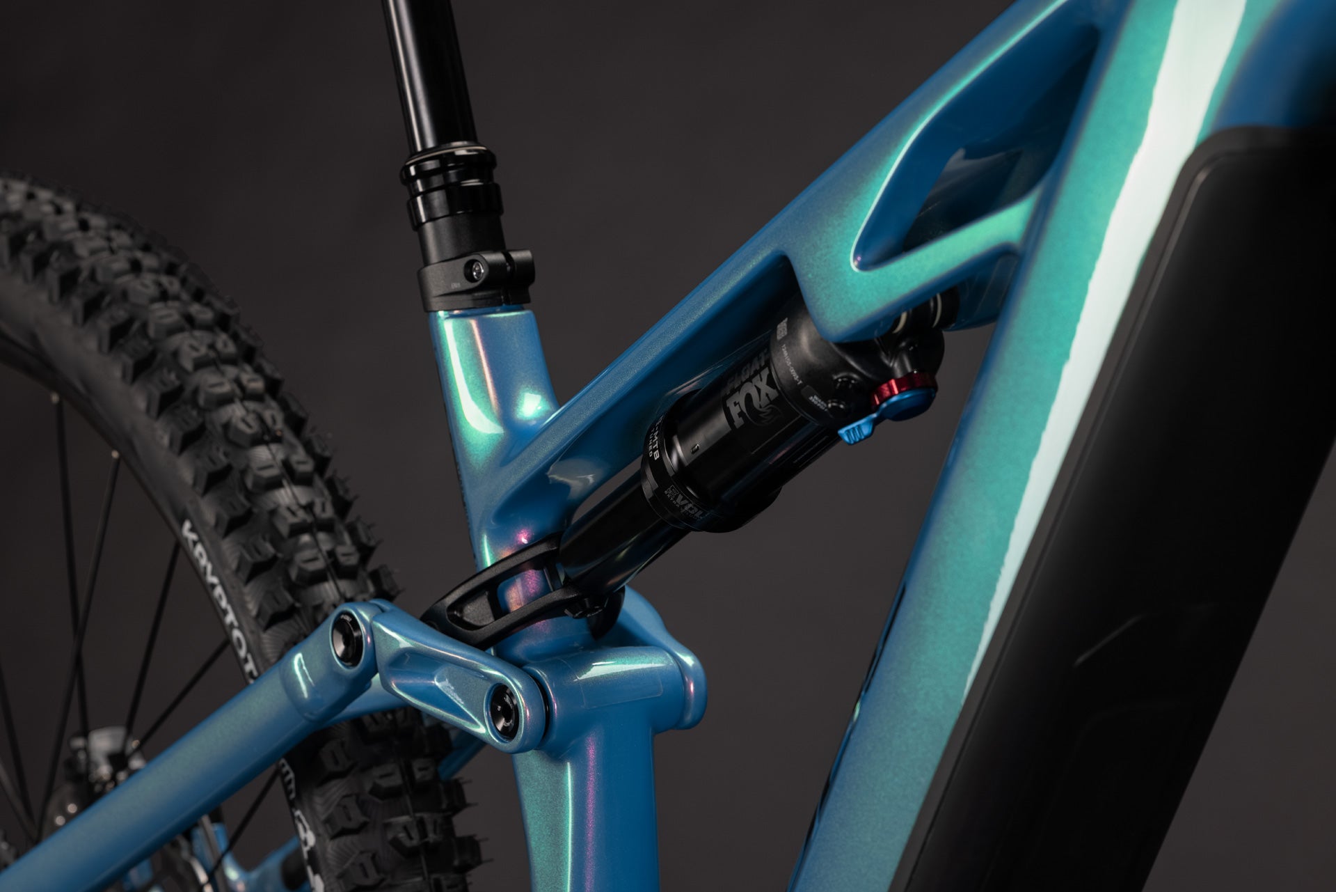 CUBE Stereo Hybrid ONE44 HPC SLX 800 dream´n´black, Rahmen-Detail mit Dämpfer und Akku
