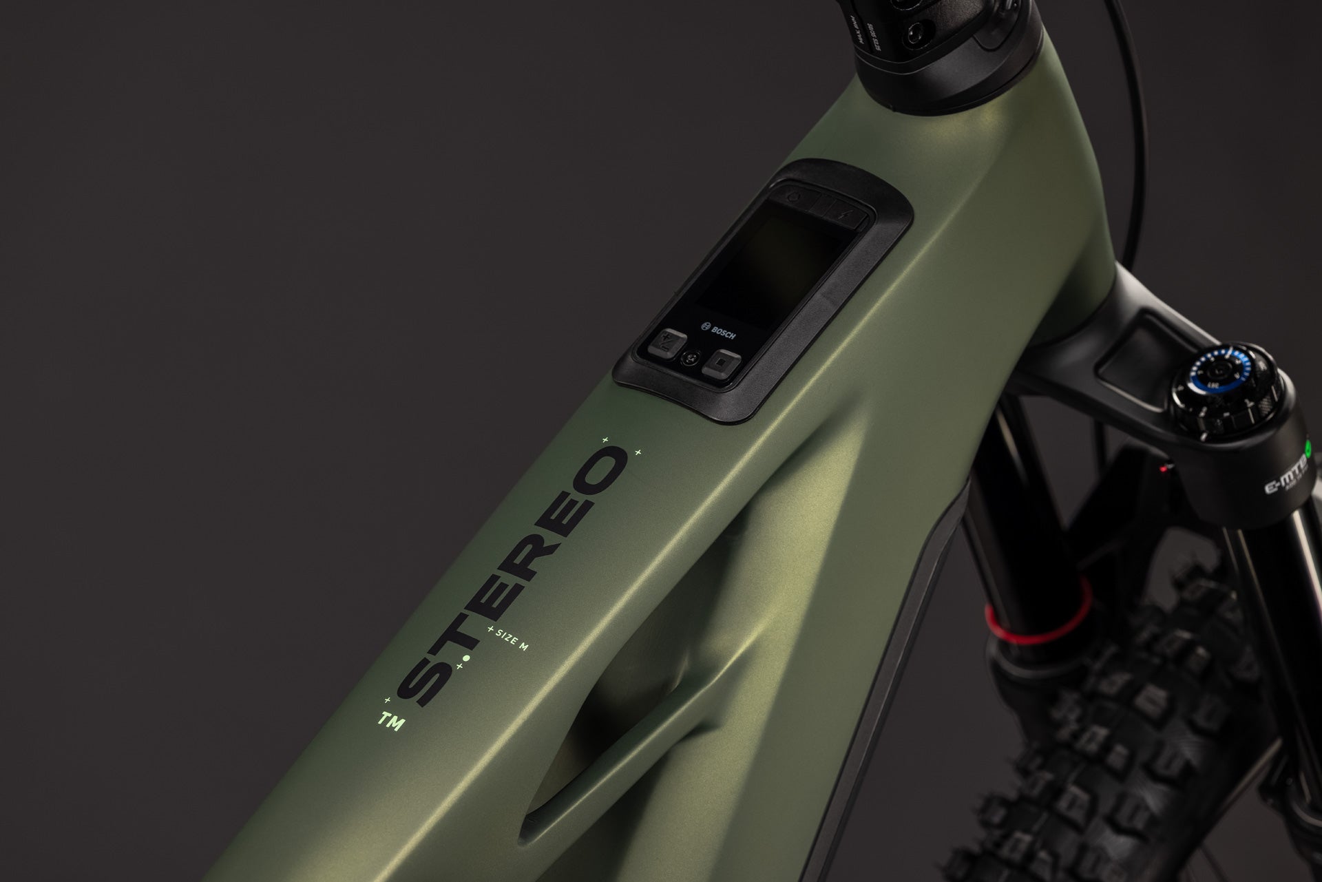 CUBE Stereo Hybrid ONE44 HPC TM 800 in reedgreen’n’gills, Oberrohr und Display im Detail