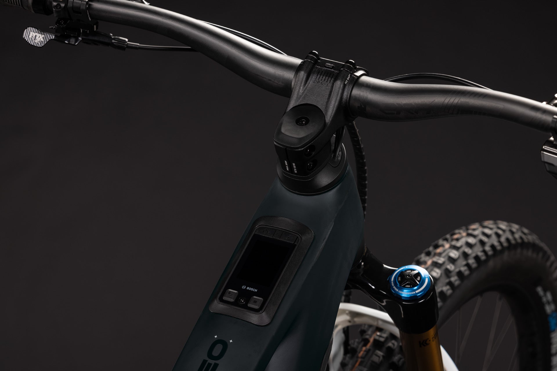 CUBE Stereo Hybrid ONE44 HPC AT 800 carbon´n´white Cockpit und Oberrohr im Detail