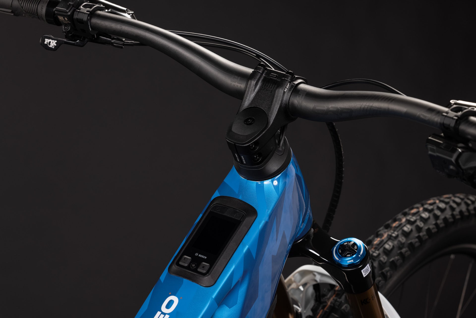 CUBE Stereo Hybrid ONE44 HPC AT 800 actionteam, Cockpit mit Lenker und Oberrohr in Blau