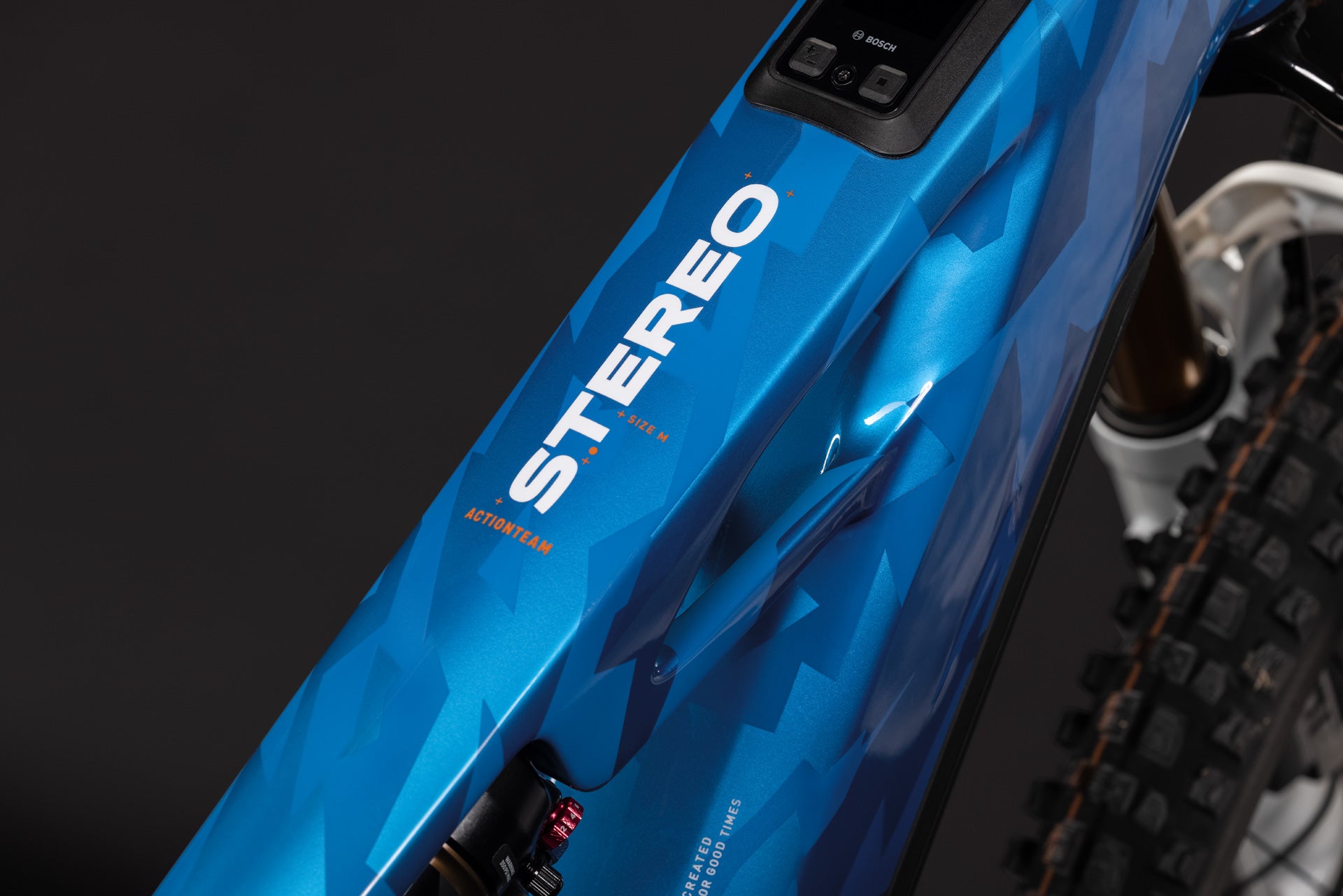 CUBE Stereo Hybrid ONE44 HPC AT 800 actionteam, blaues Oberrohr im Detail